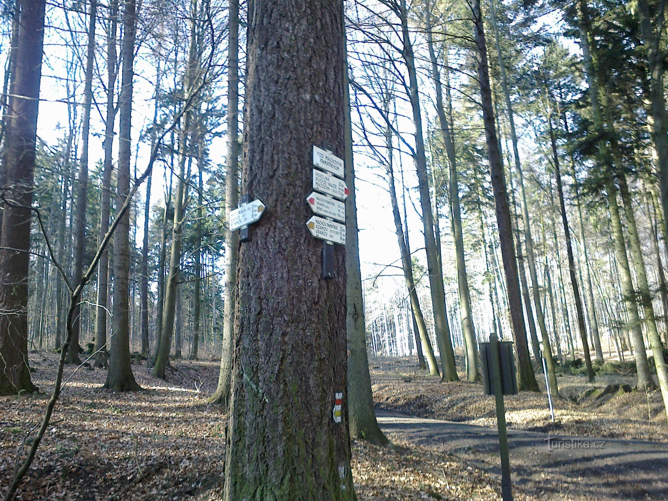 Touristenkreuzung Unter dem Mách-Denkmal