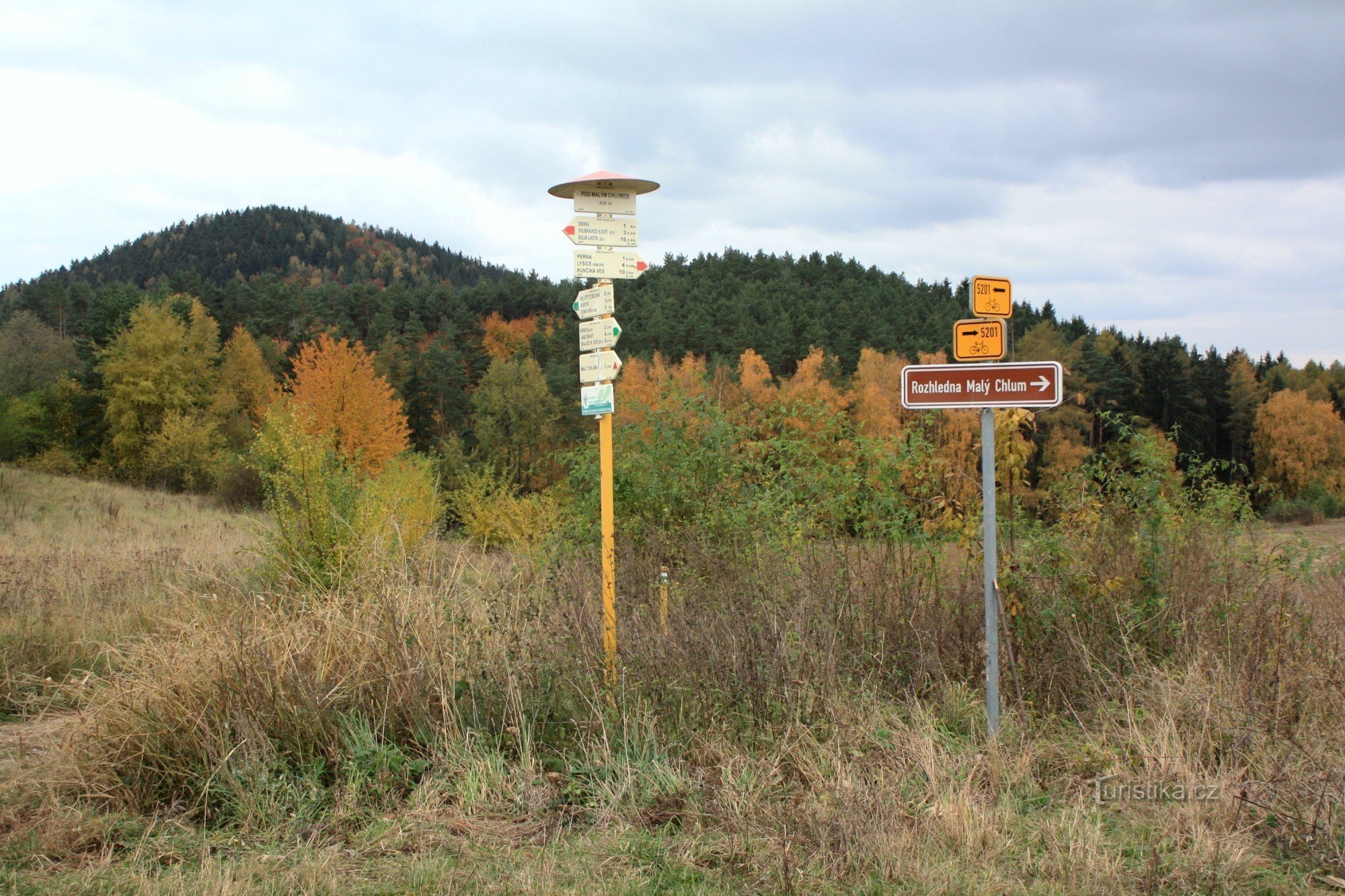 Toeristisch kruispunt onder Malý Chlumem