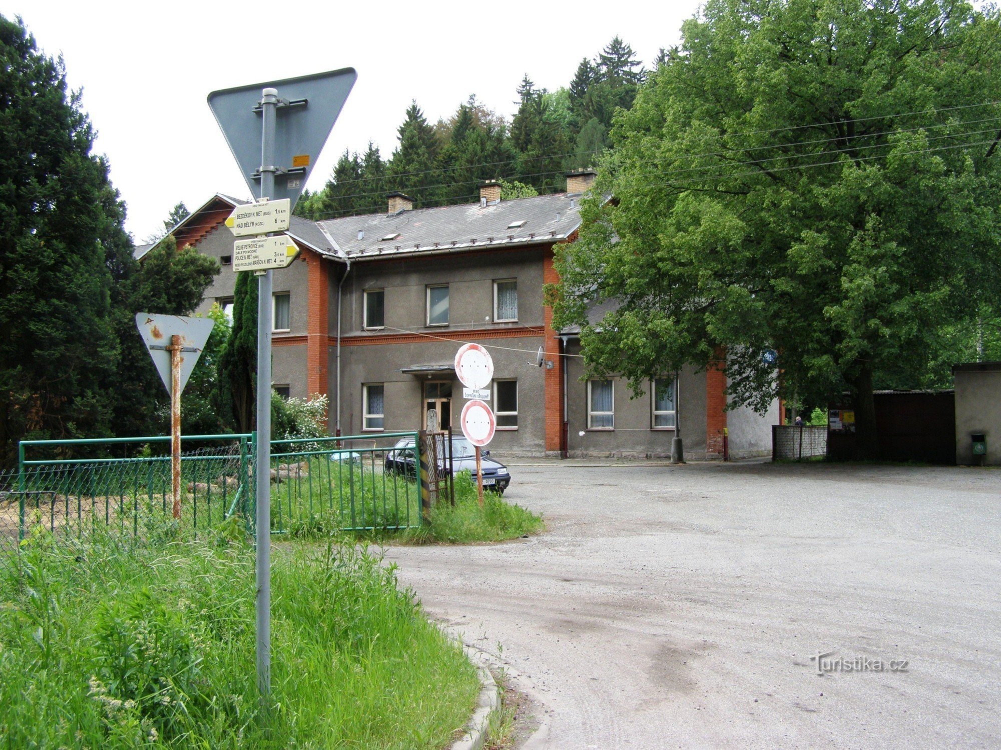 観光交差点 Police nad Metují - 鉄道駅, 鉄道駅