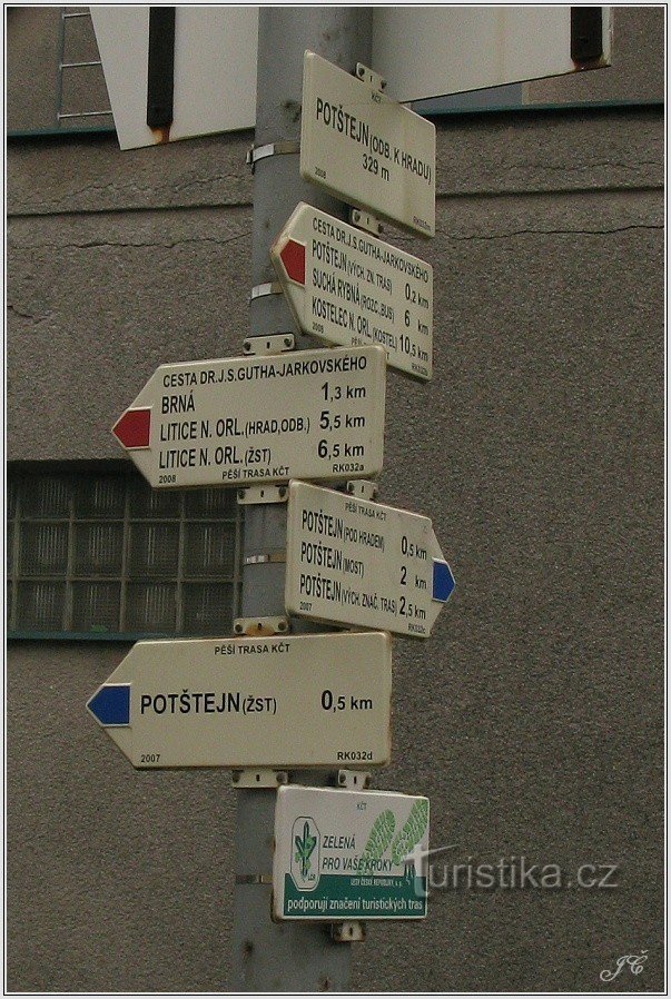 Tourist junction Potštejn, turnoff to the castle