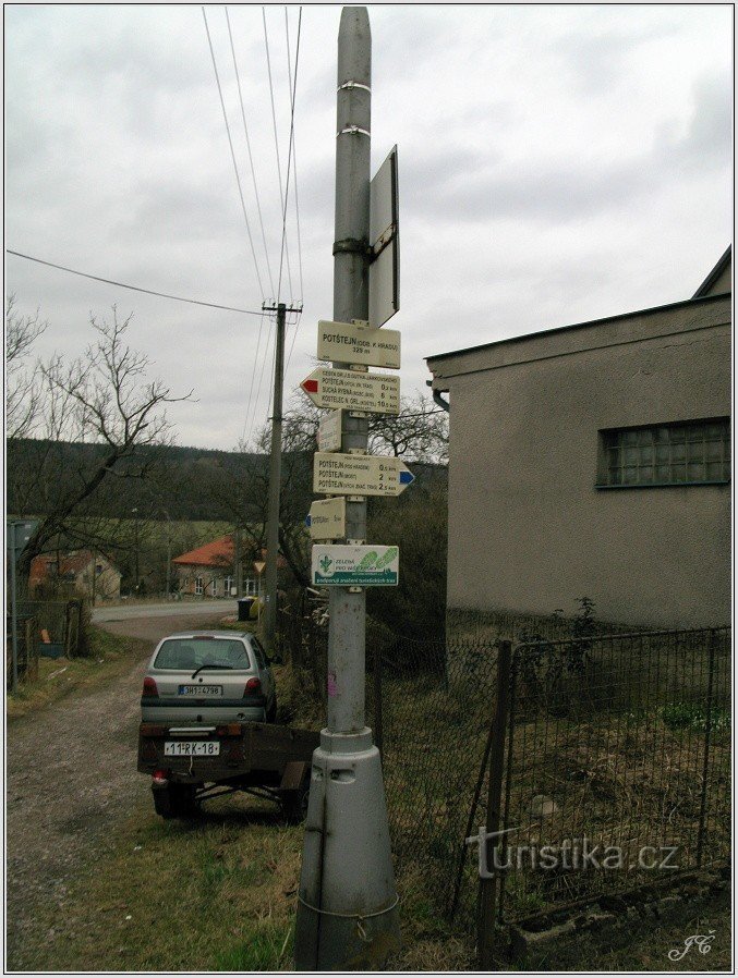 観光ジャンクション Potštejn、城への分岐点