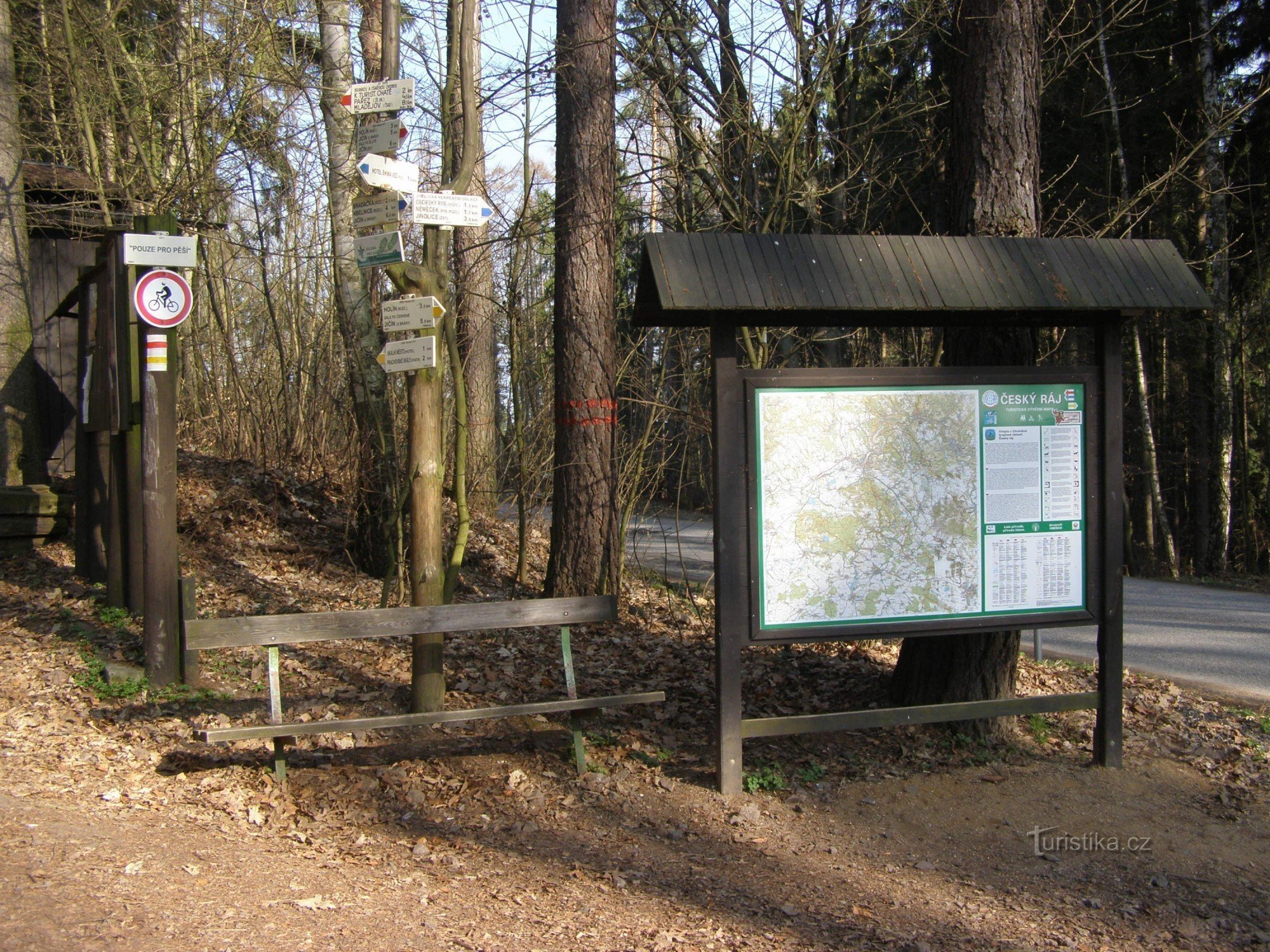 tourist crossroads Prachov - entrance to the rocks