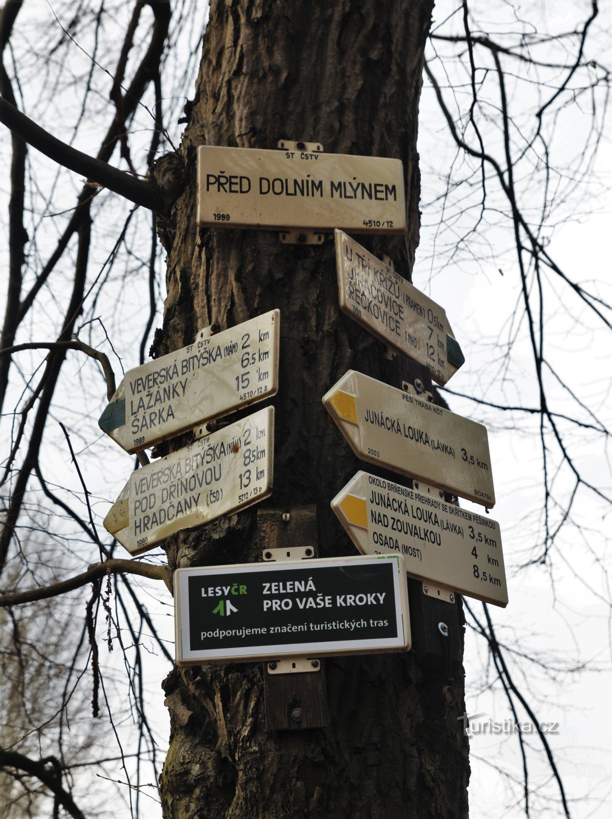 Tourist crossroads in front of the Lower Mill