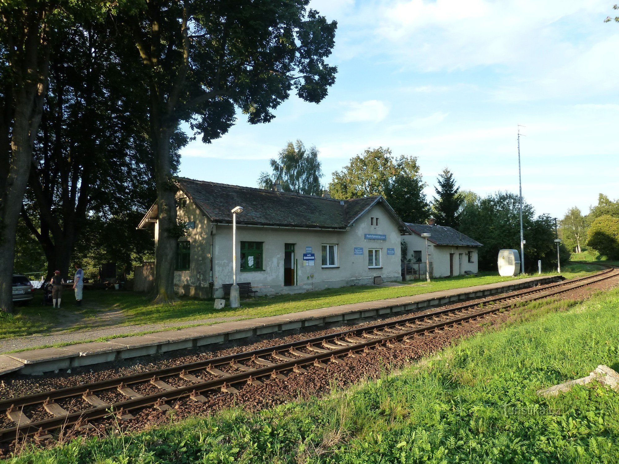 Touristenkreuzung Haltestelle Pustá Kamenice (Eisenbahn)