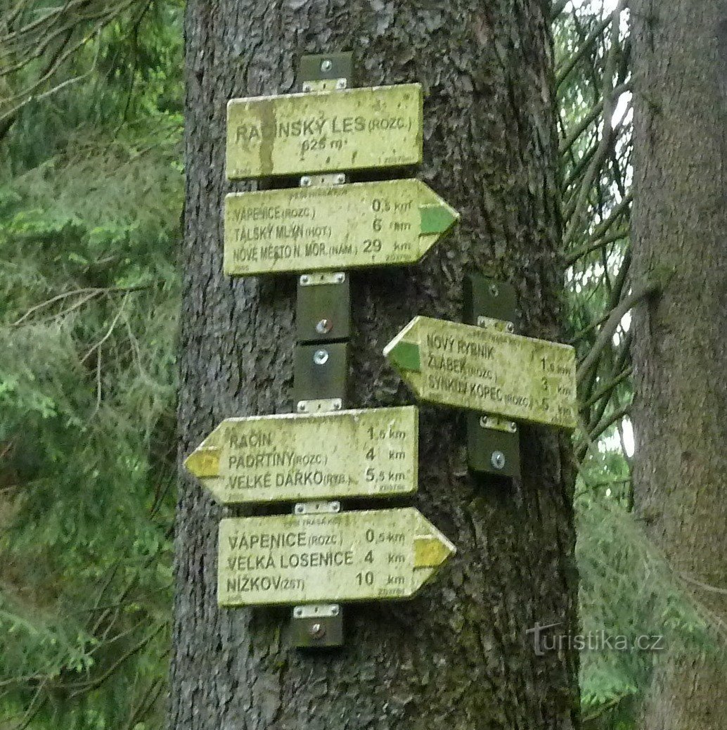 răscruce turistică Račínský les (răscruce de drumuri)