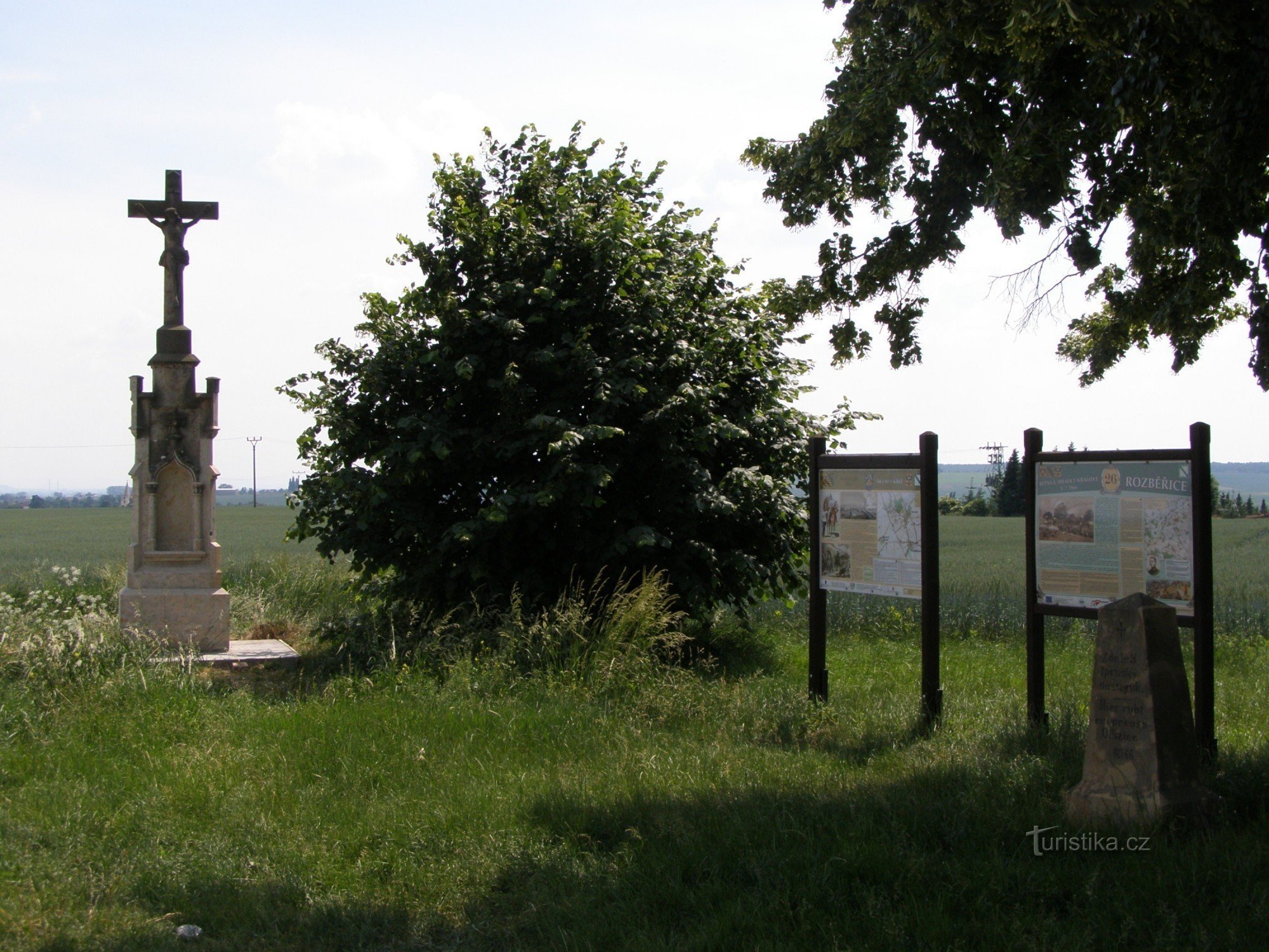 Encruzilhada turística de Rozběřice - perto da cruz de Šrám