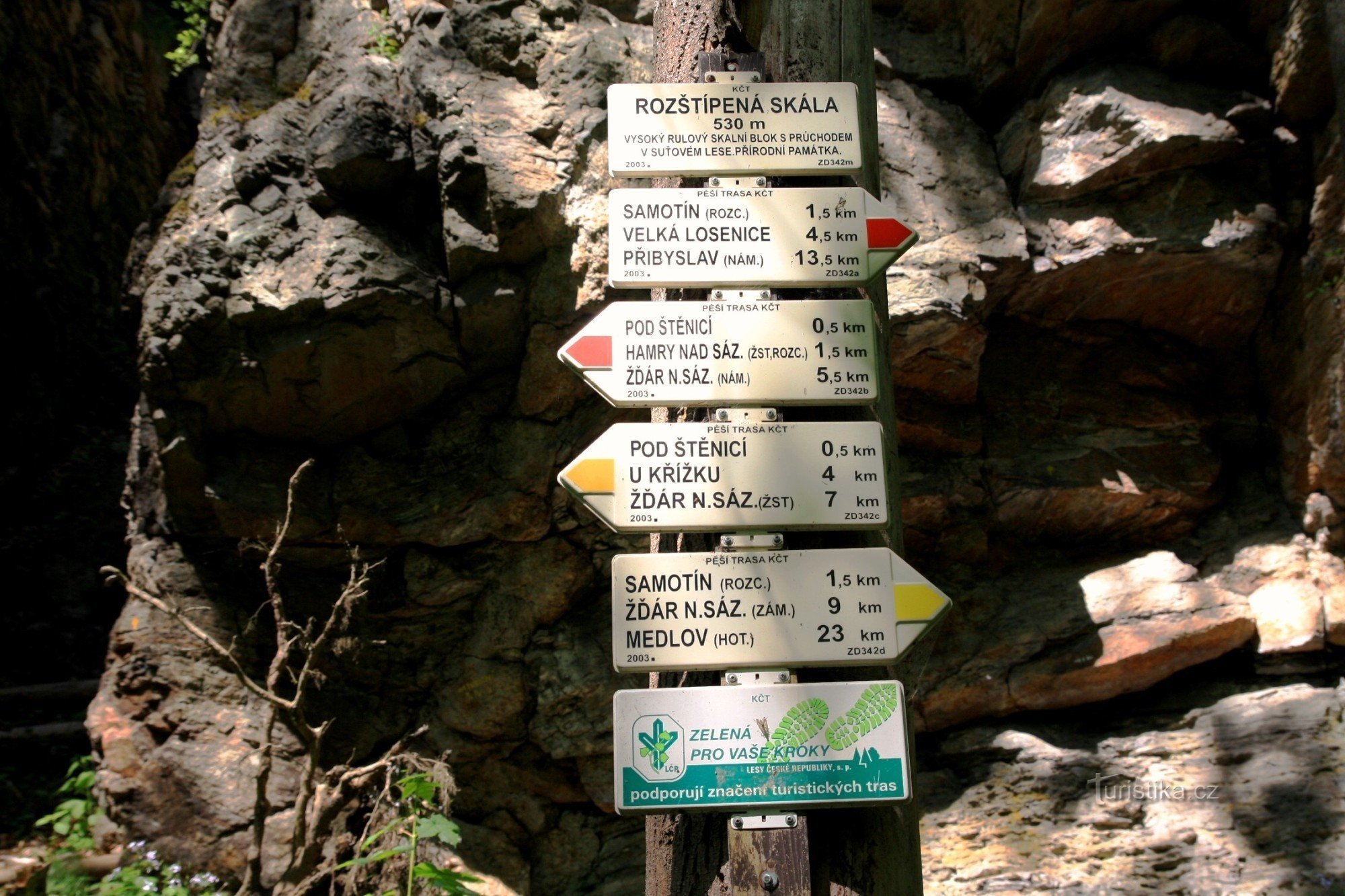 Touristenkreuzung Gespaltener Felsen