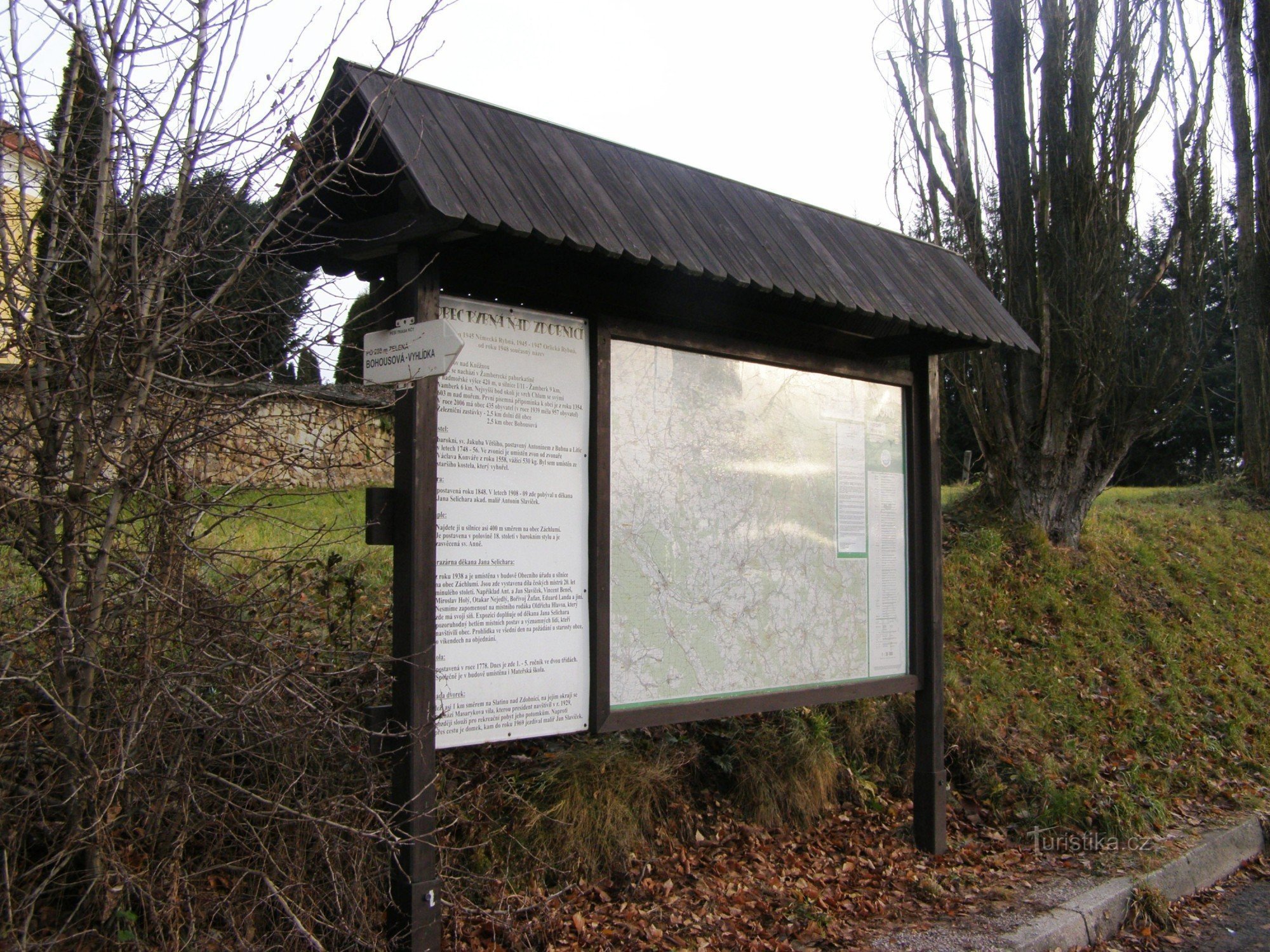 răscruce turistică - Rybná nad Zdobnicí, biserică