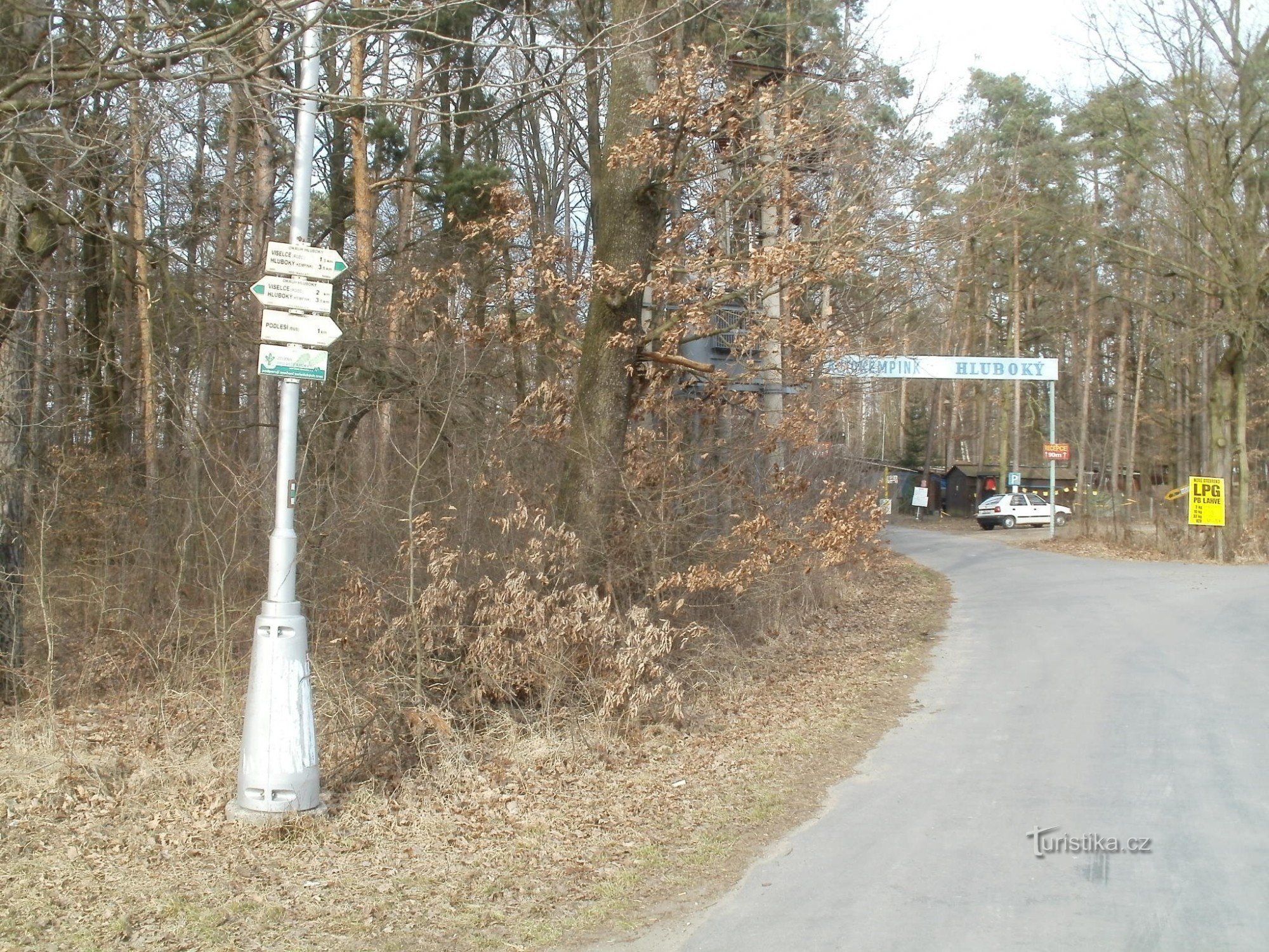 turistické rozcestí rybník a camp Hluboký