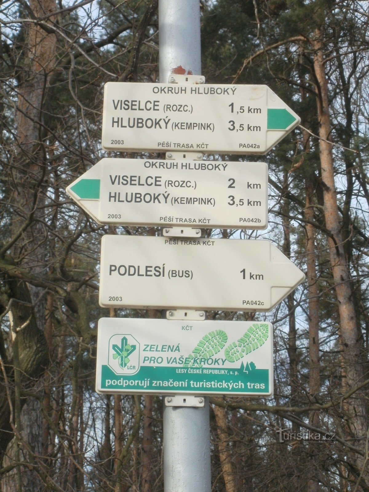 туристический перекресток с прудом и лагерем Hluboký