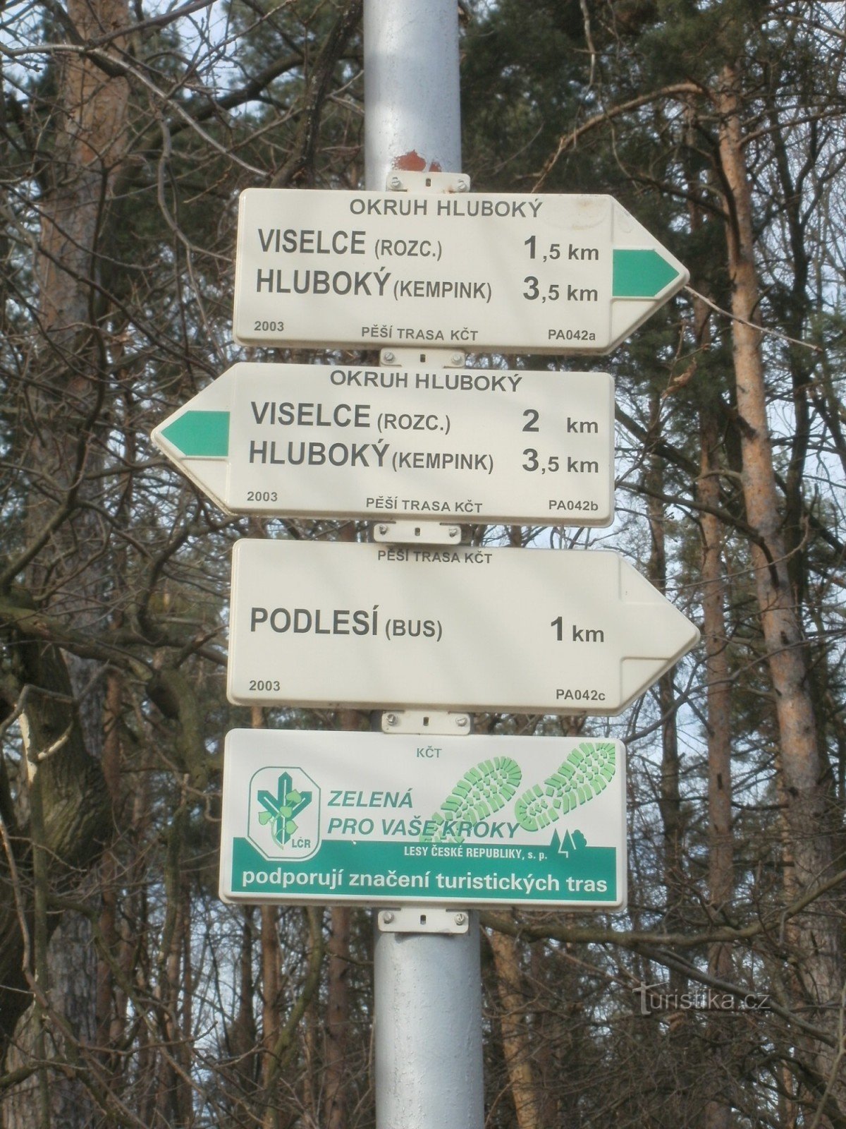 Touristenkreuzung Teich und Campingplatz Hluboký