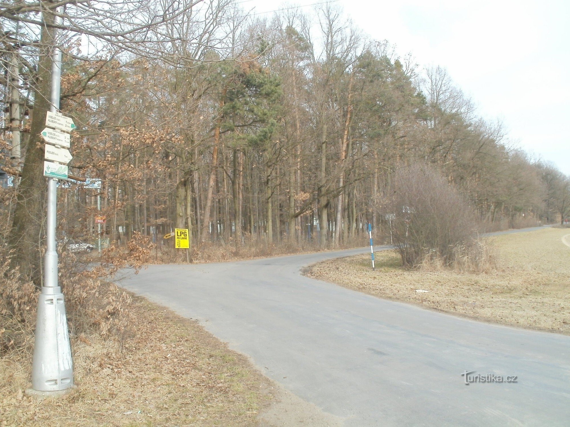 Touristenkreuzung Teich und Campingplatz Hluboký