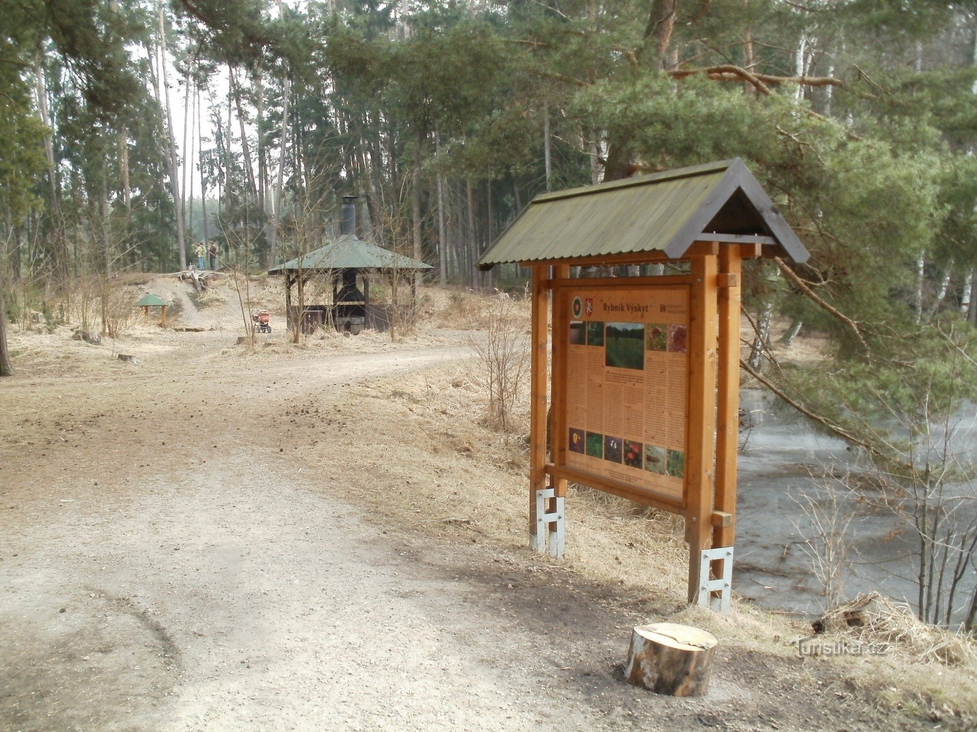 tourist crossroads pond Vyskyt - Hradecké lesy