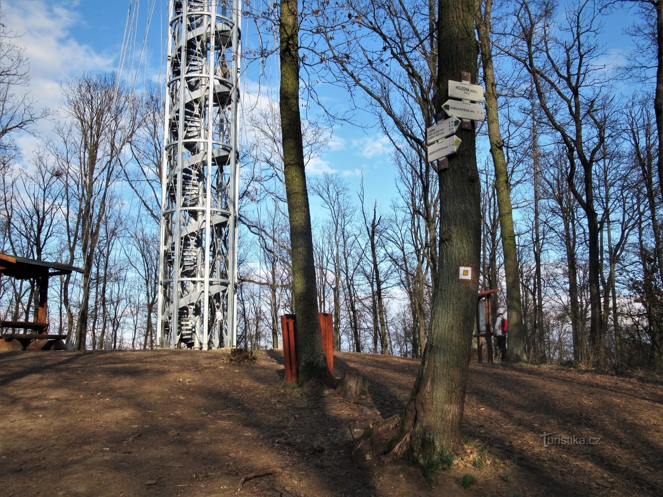 Encruzilhada turística com torre de observação