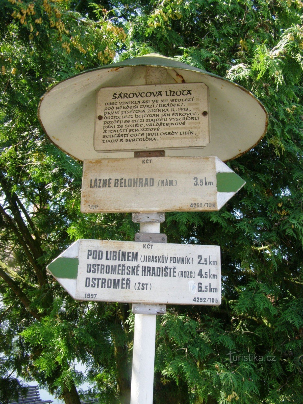 die touristische Kreuzung von Šárovcova Lhota