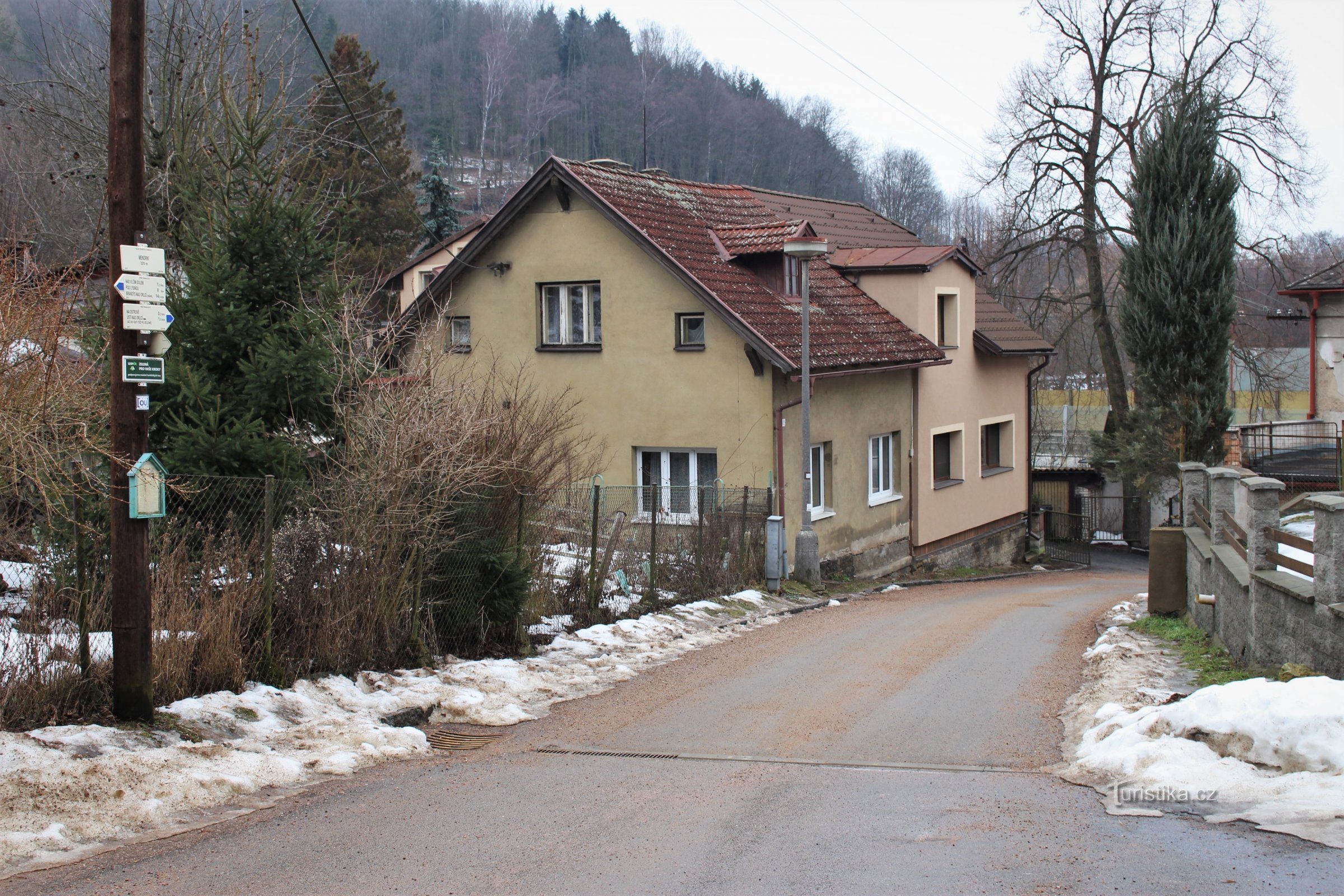 Die Touristenkreuzung befindet sich in der J. Štyrsy Straße am Strommast. Wissen