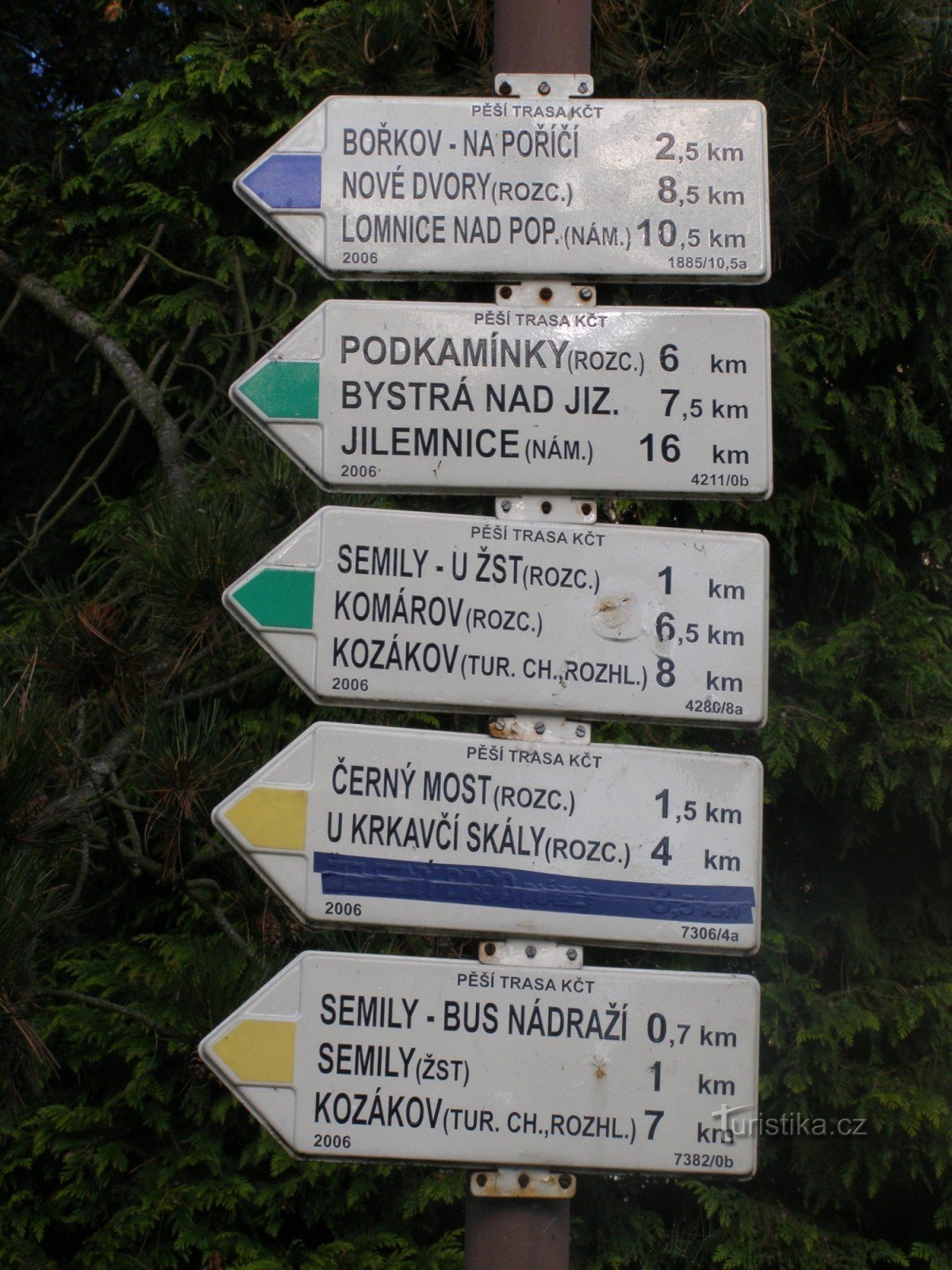 turisztikai útkereszteződés Semily - Riegrovo náměstí, fő útjelző tábla