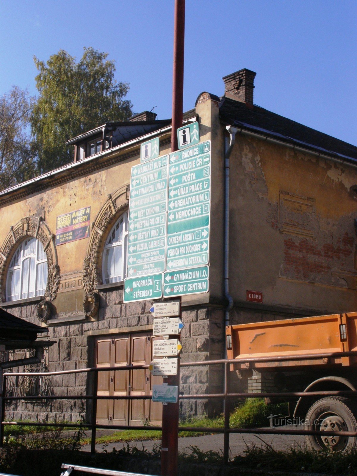 toeristisch kruispunt Semily - treinstation, treinstation