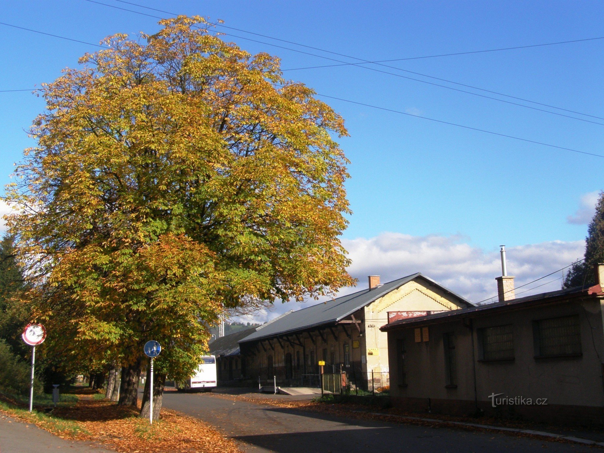 encruzilhada turística Semily - estação ferroviária, estação ferroviária