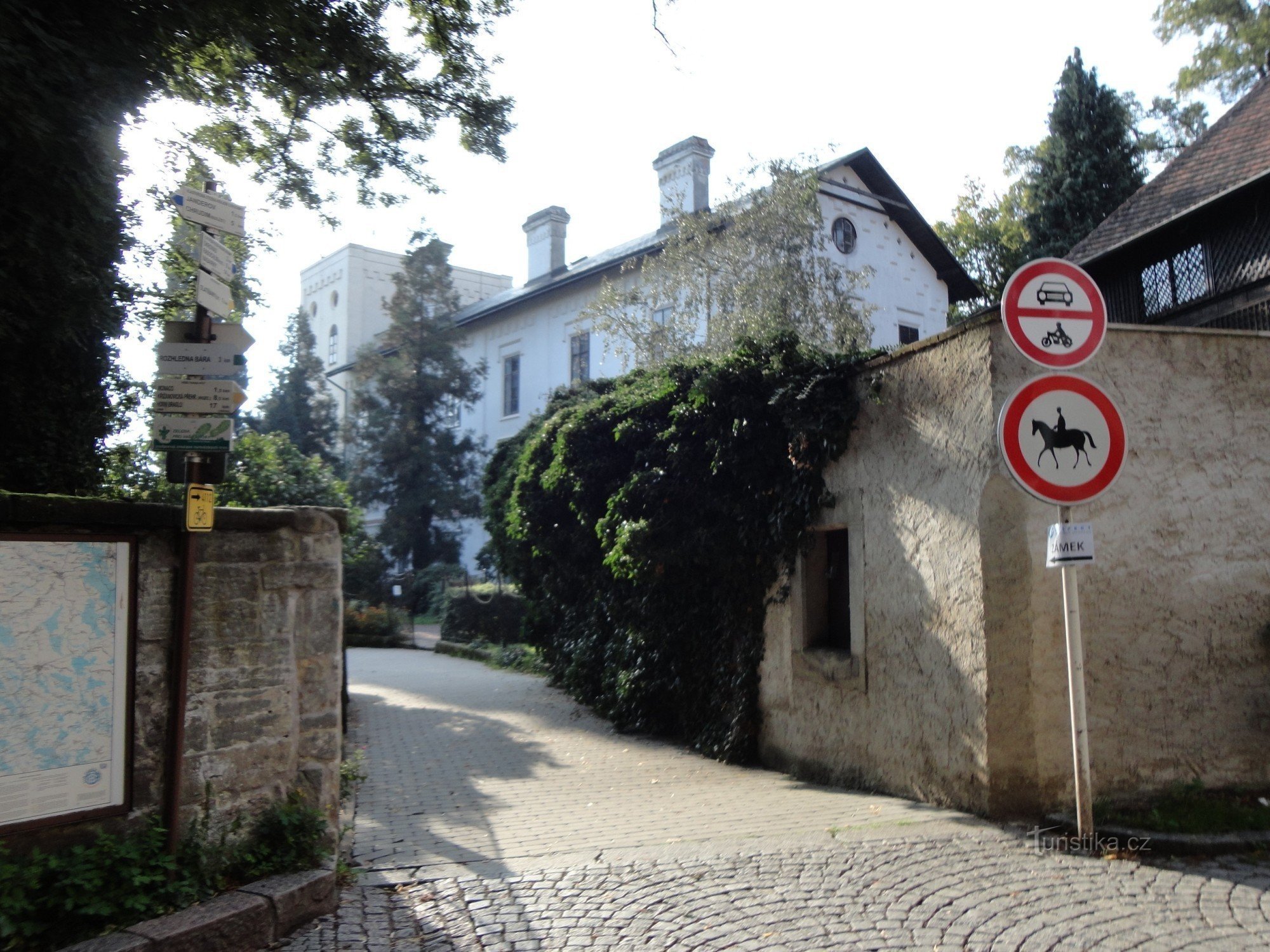 Encruzilhada turística de Slatiňany - perto do castelo