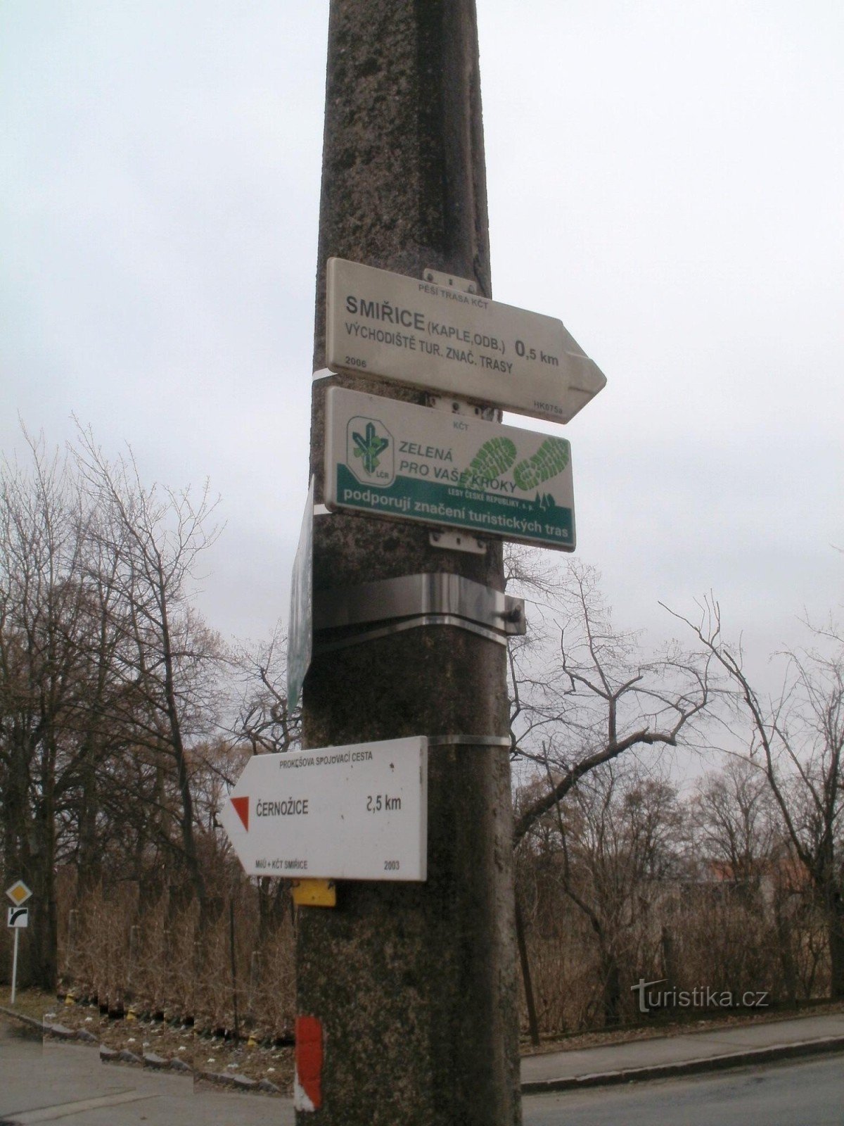 туристичне перехрестя Smiřice - біля парку (біля каплиці)