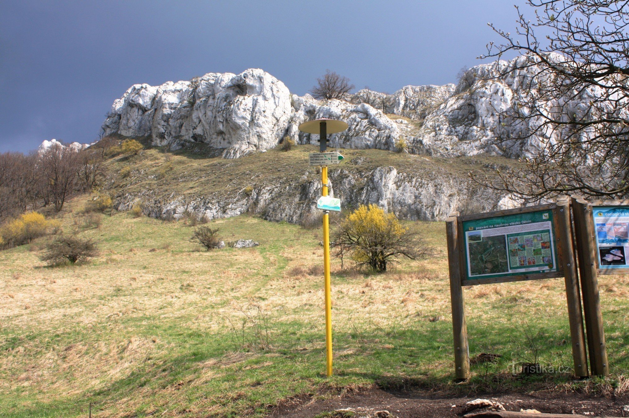 Het bovenste deel van het toeristische kruispunt van Soutěska
