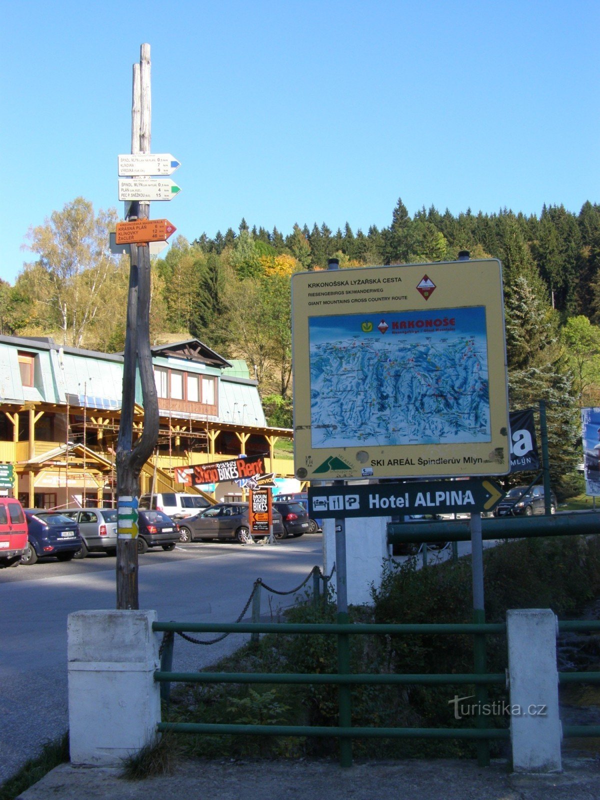 Touristische Kreuzung Špindlerův Mlýn - beim Infozentrum