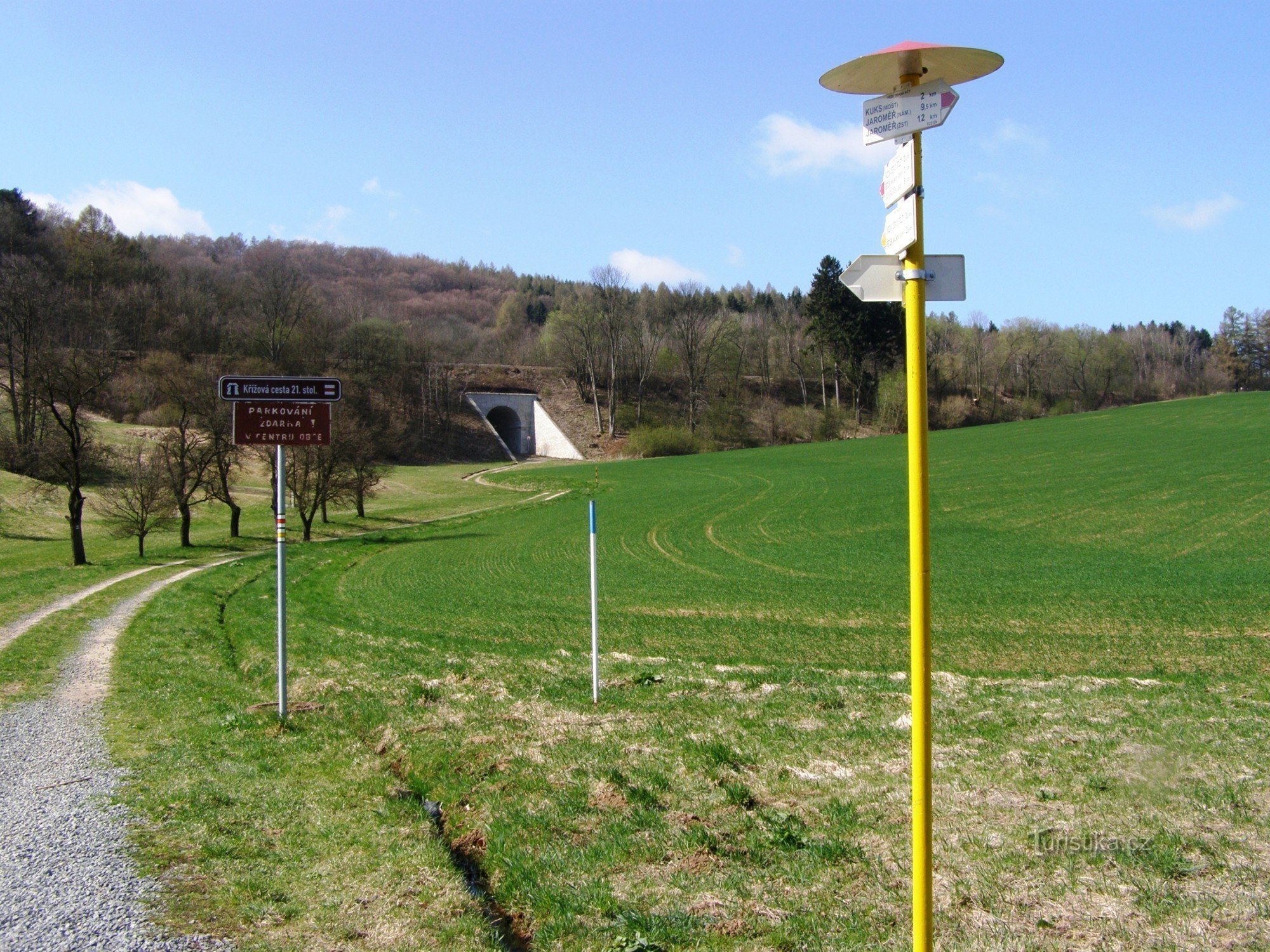 Encrucijada turística de Stanovice - bajo el vía crucis del siglo XXI