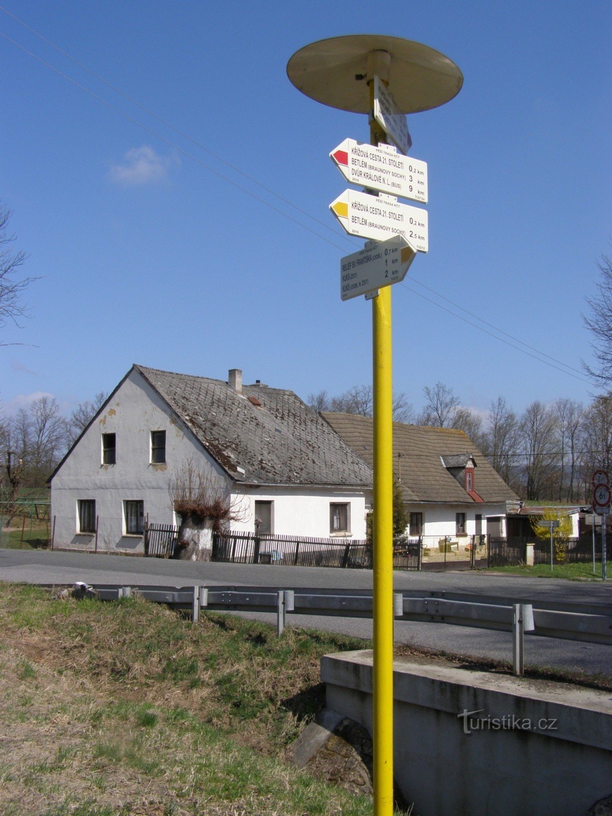 Toeristisch kruispunt Stanovice - onder de kruiswegstaties van de 21e eeuw