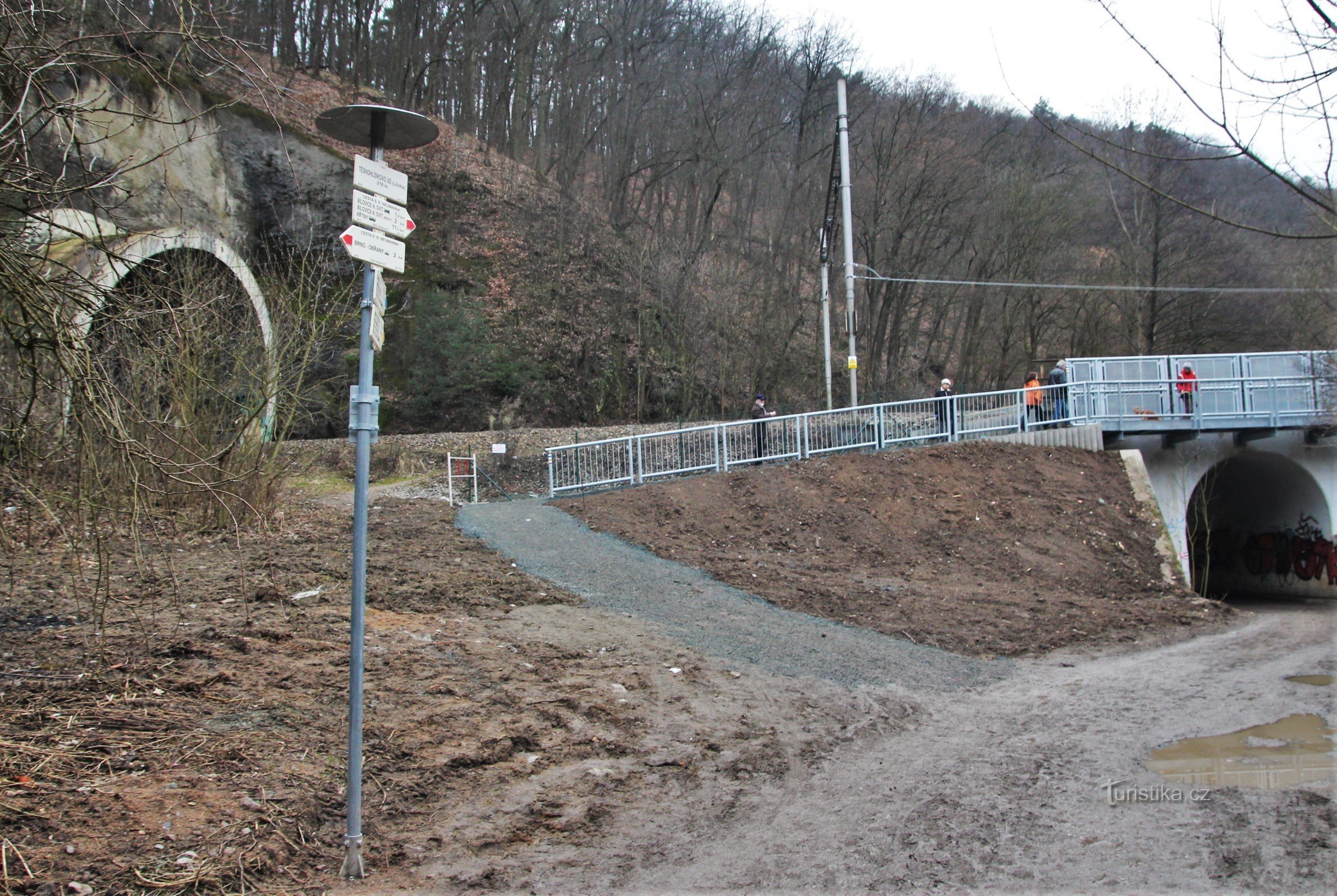 観光交差点 Tésnohlídkovo údolí (歩道橋)