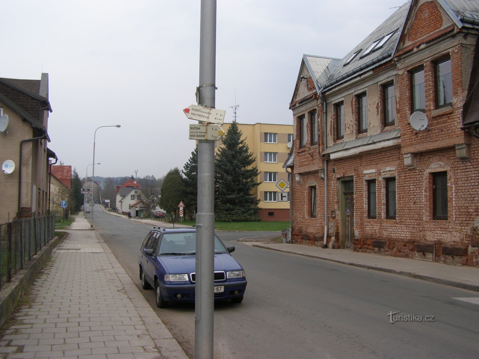 encrucijada turística Trutnov, Poříčí - cerca del parque infantil