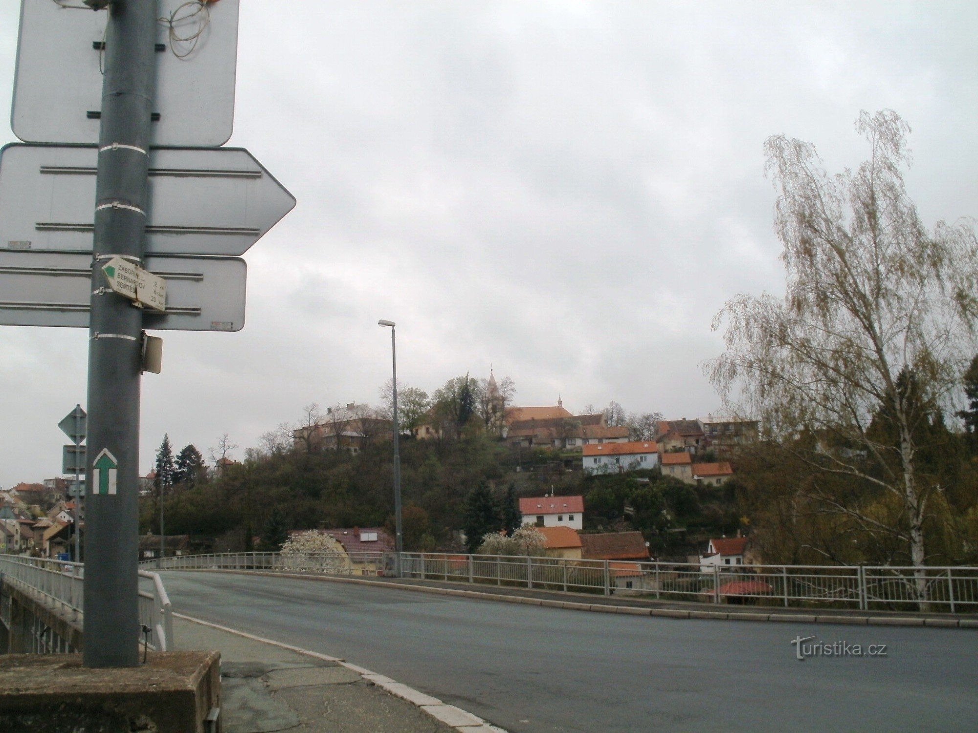 toeristisch kruispunt Týnec nad Labem - treinstation, treinstation