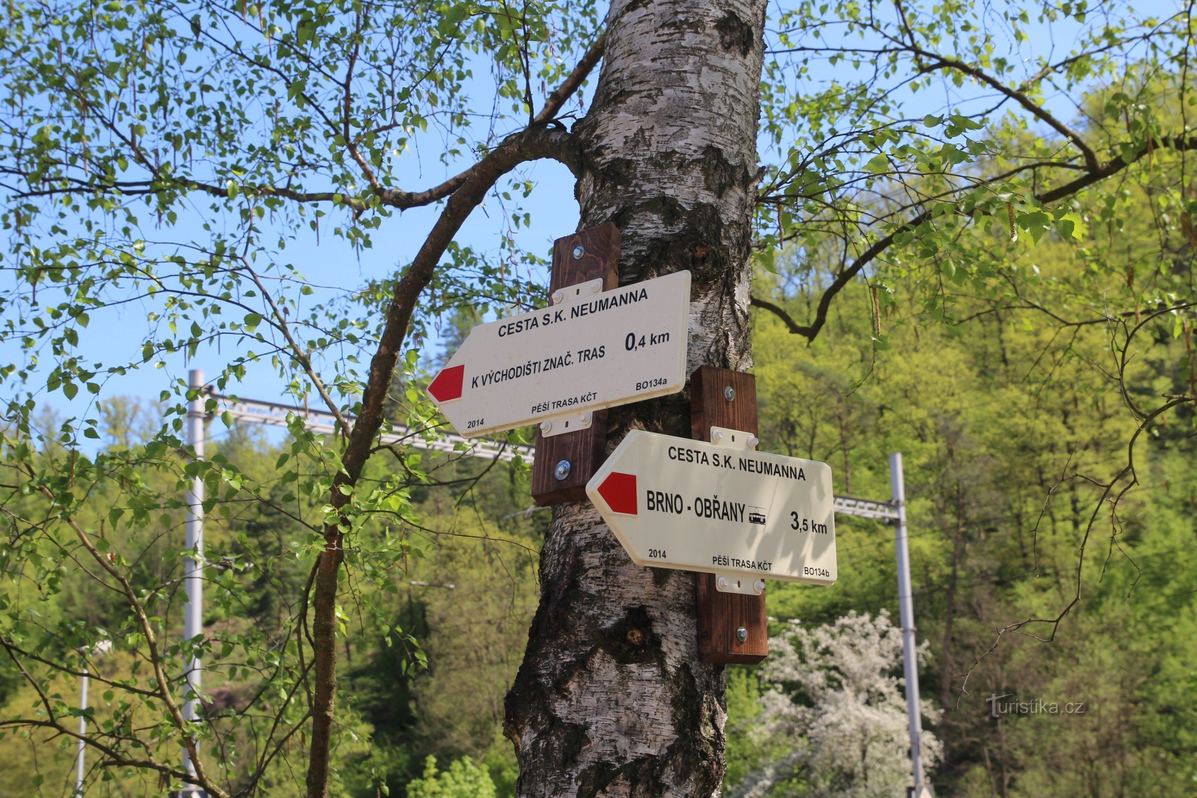 Touristenkreuzung beim Bahnhof Bílovice