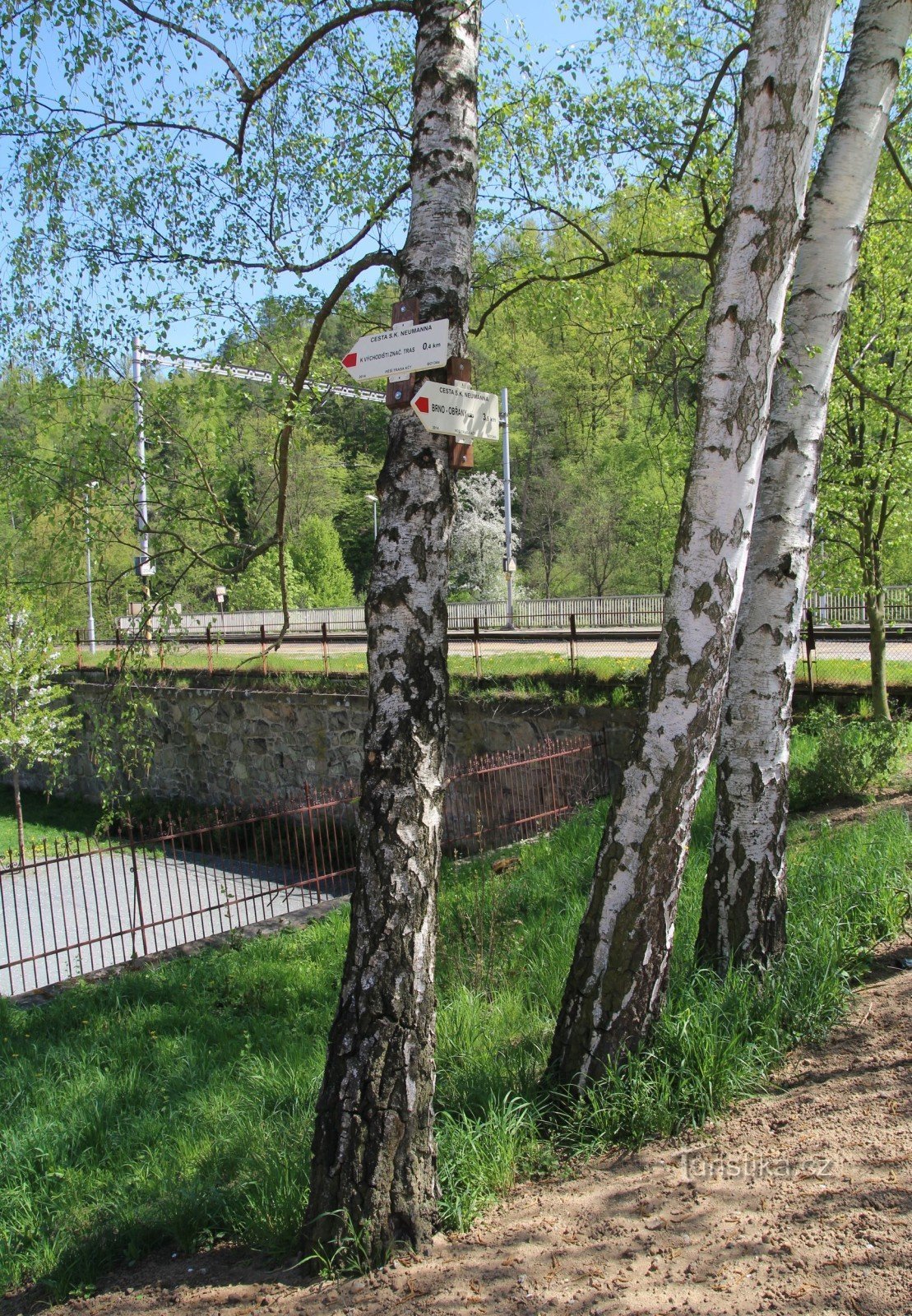 Cruce turístico en la estación de tren de Bílovice