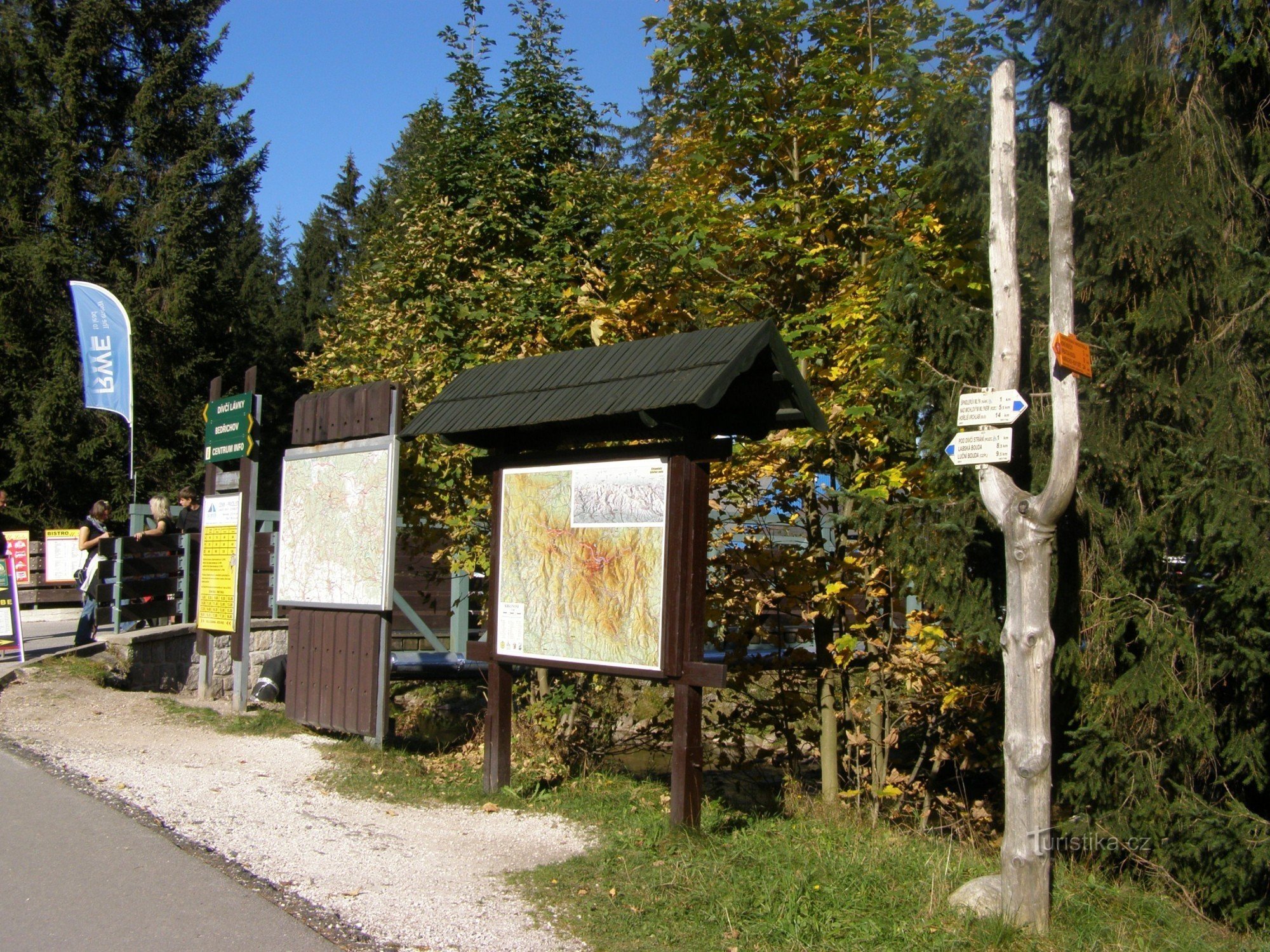 carrefour touristique à la station inférieure du téléphérique de Medvědín