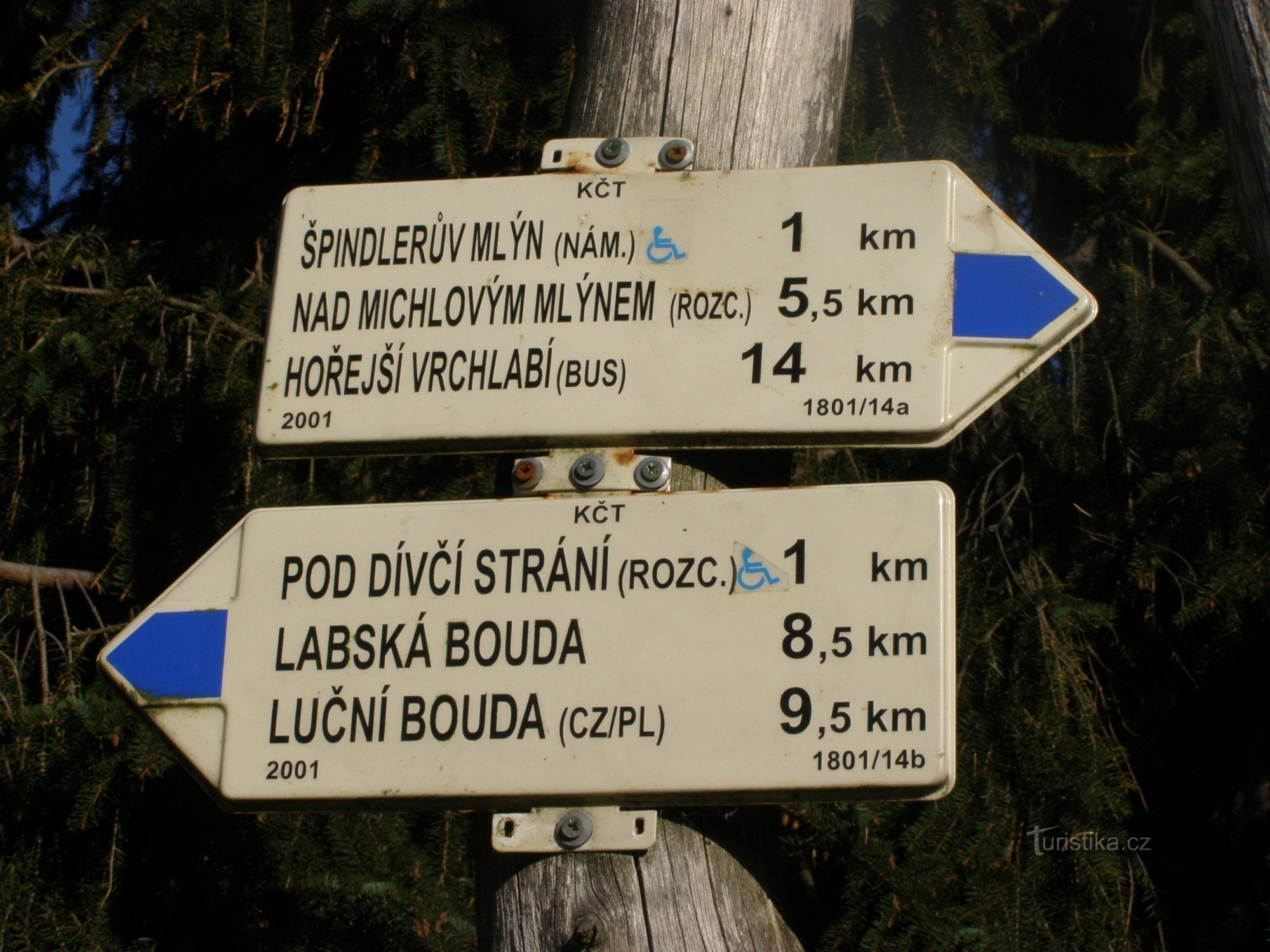 前往 Medvědín 的缆车下站的旅游十字路口
