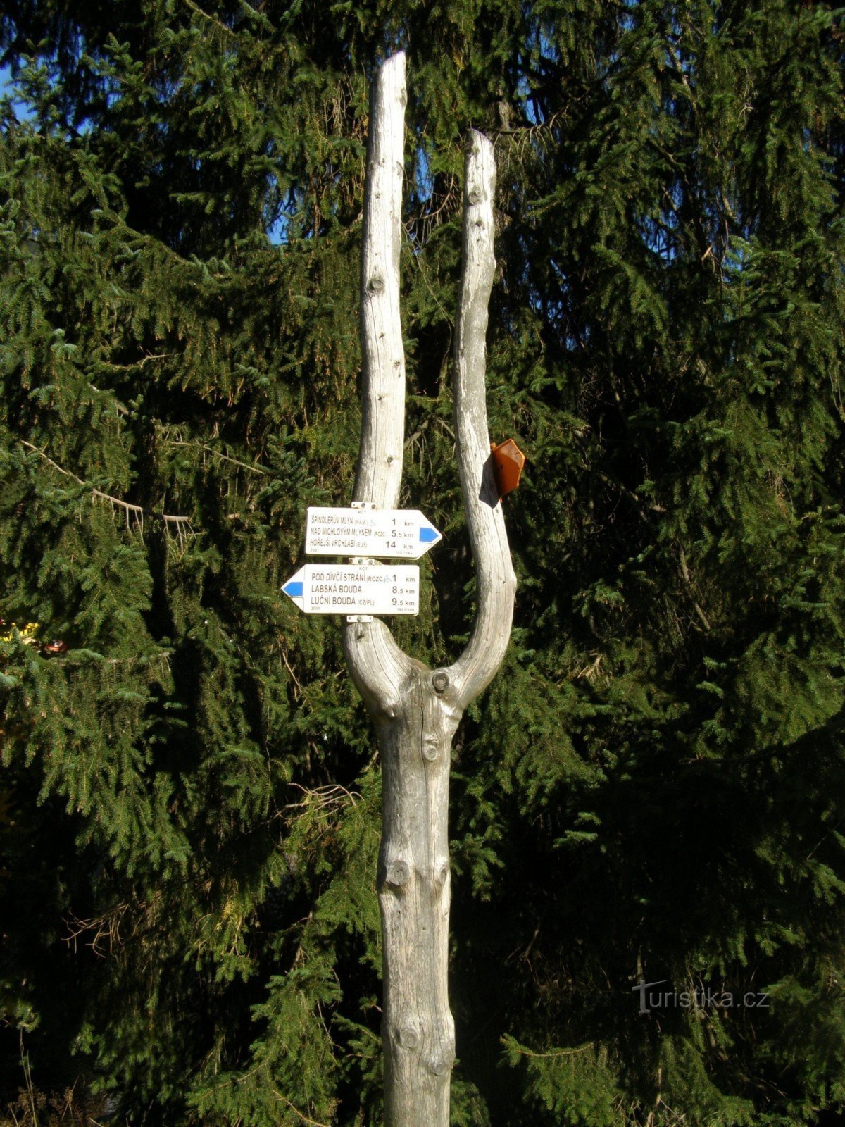 carrefour touristique à la station inférieure du téléphérique de Medvědín