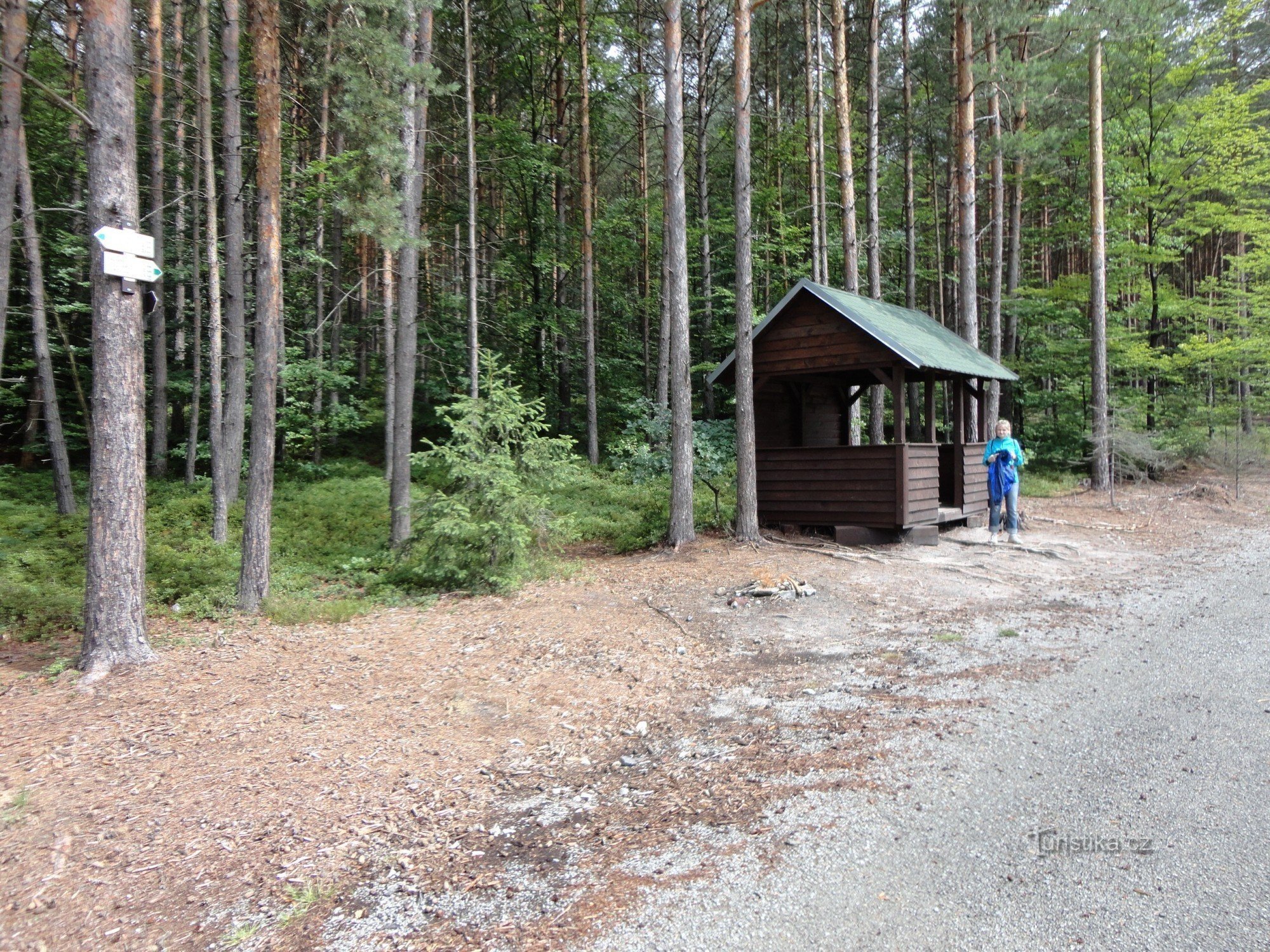 Touristenkreuzung in der Nähe der Havraní-Felsen