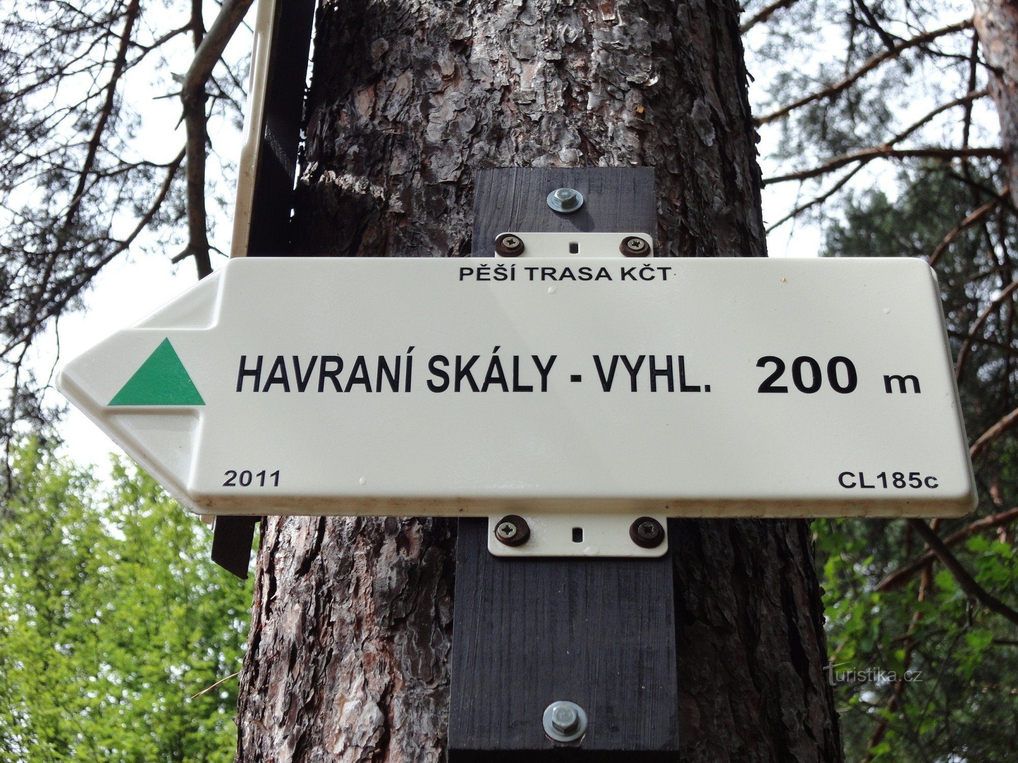 Touristenkreuzung in der Nähe der Havraní-Felsen