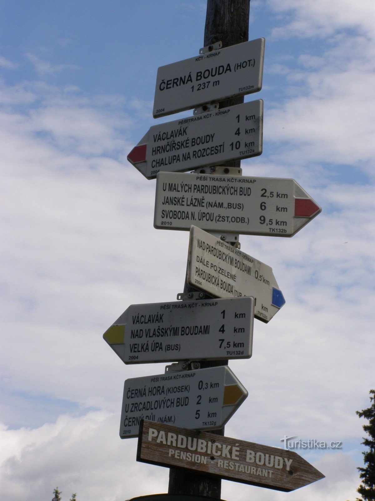 turistkorsning nära hotellet Černá Bouda