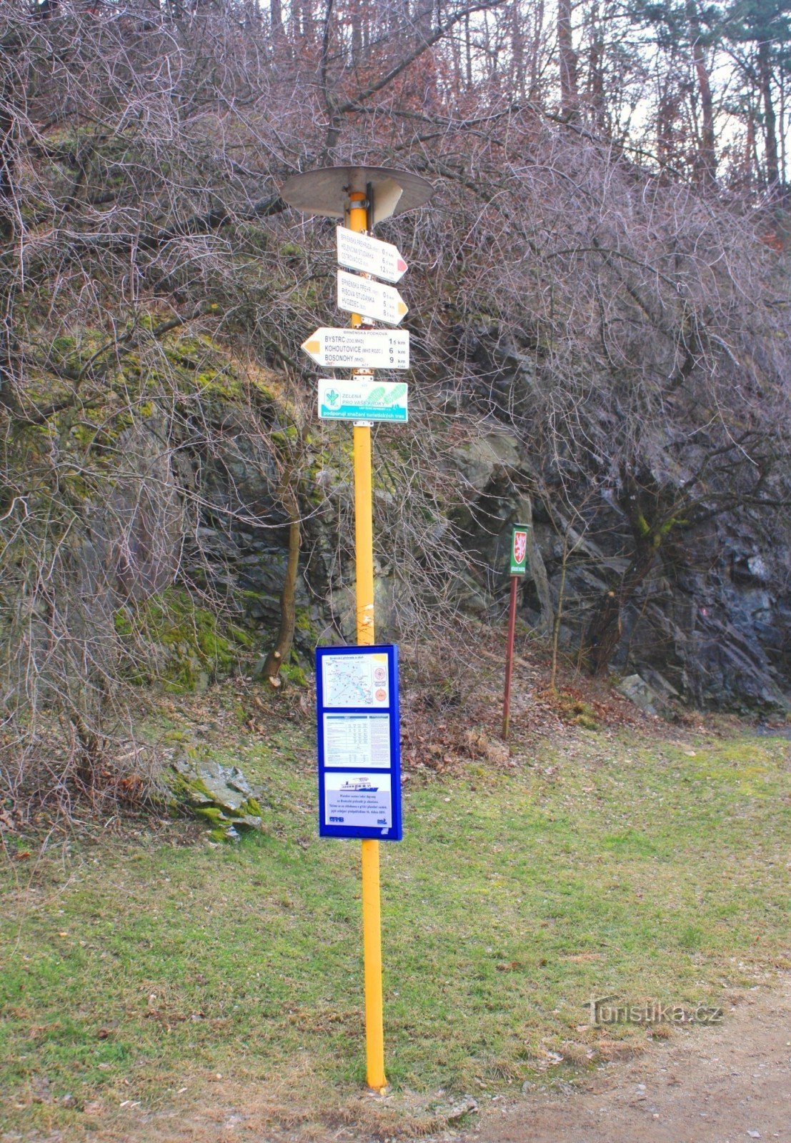 Toeristisch kruispunt bij de dam van het Brno-reservoir