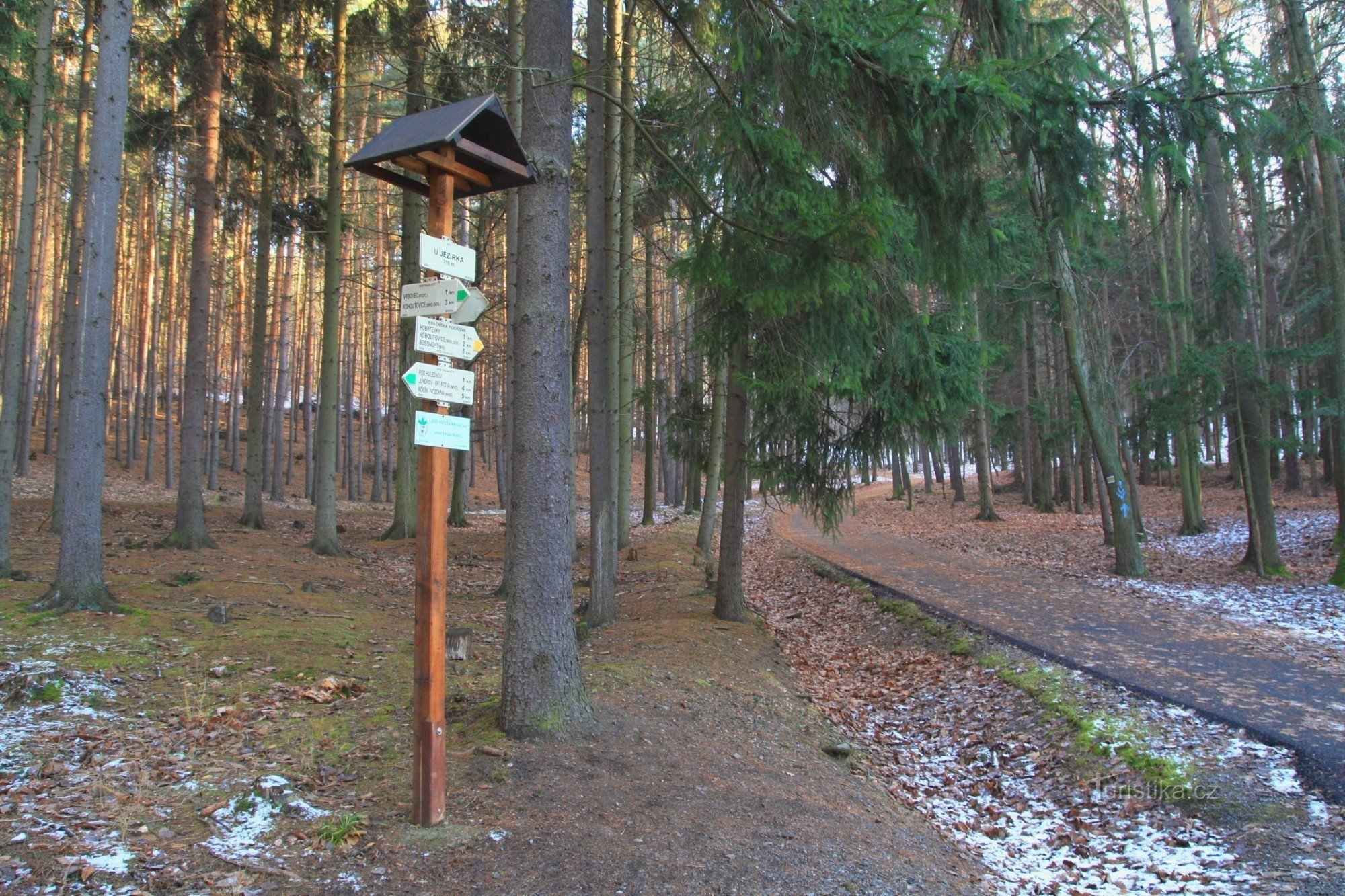 Tourist crossroads U Jezírka