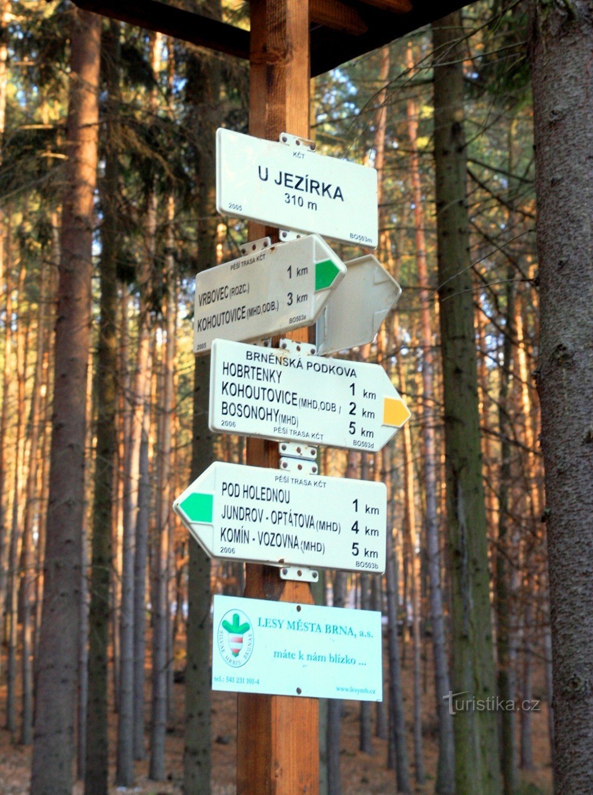 Tourist crossroads U Jezírka