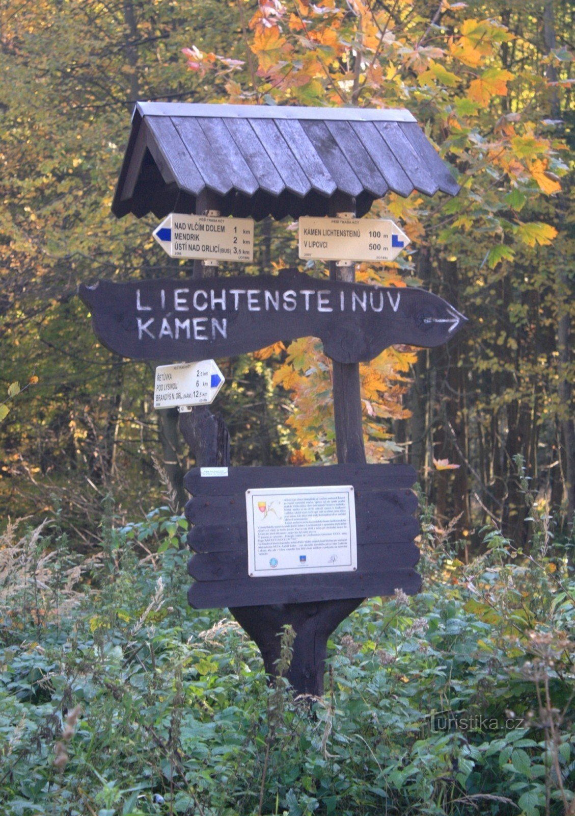 Encruzilhada turística na pedra de Liechtenstein