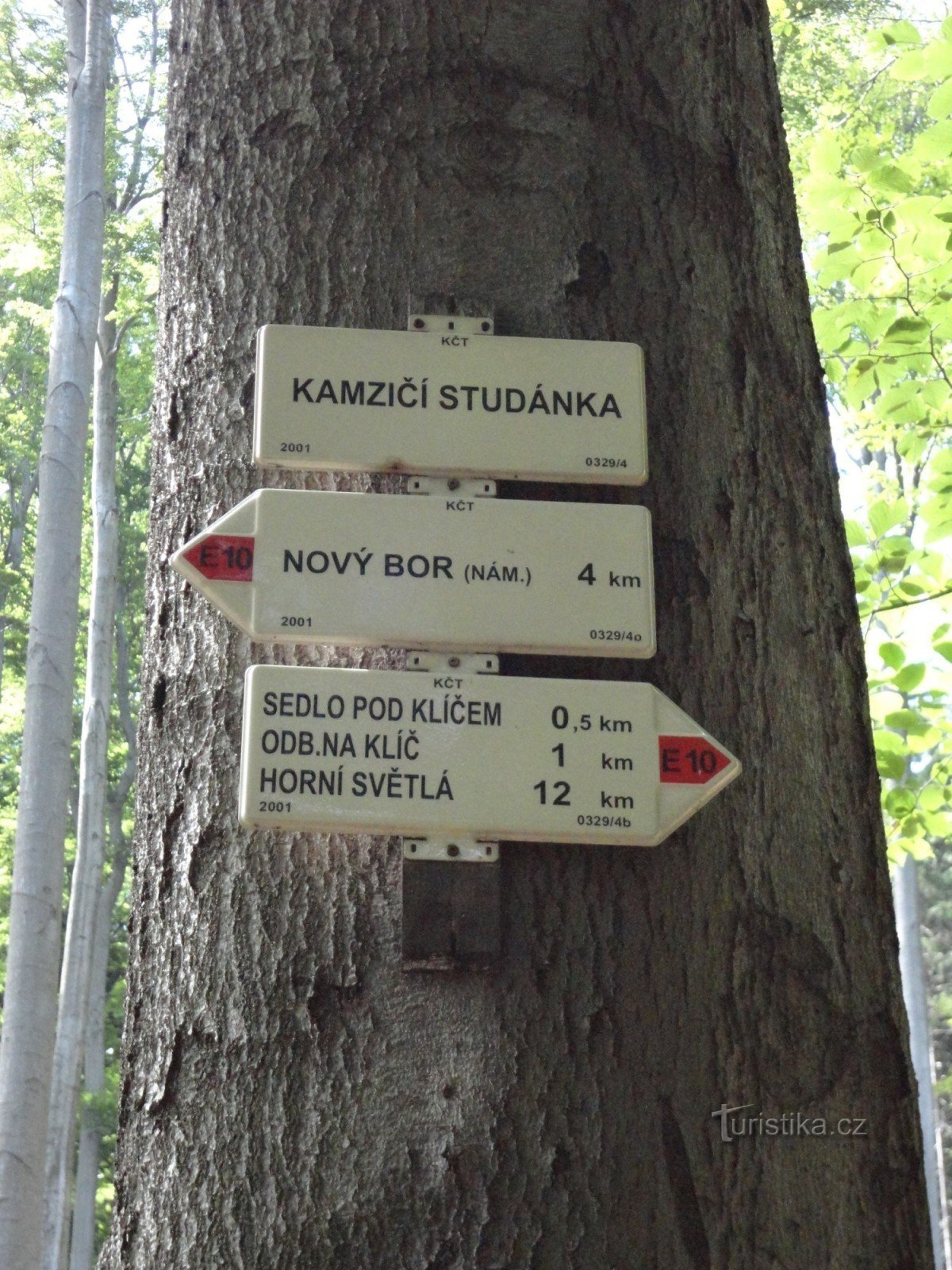 toeristisch kruispunt bij de Kamzičí-bron