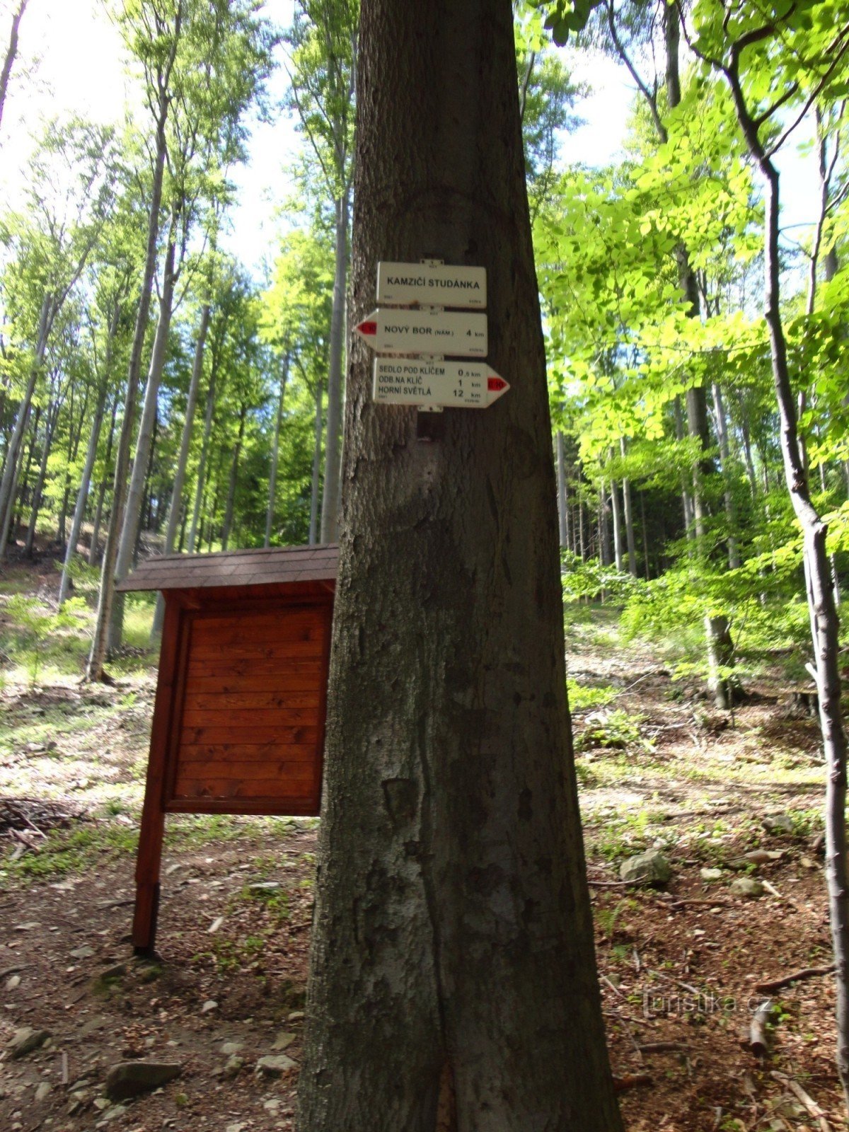 crocevia turistico presso il pozzo Kamzičí