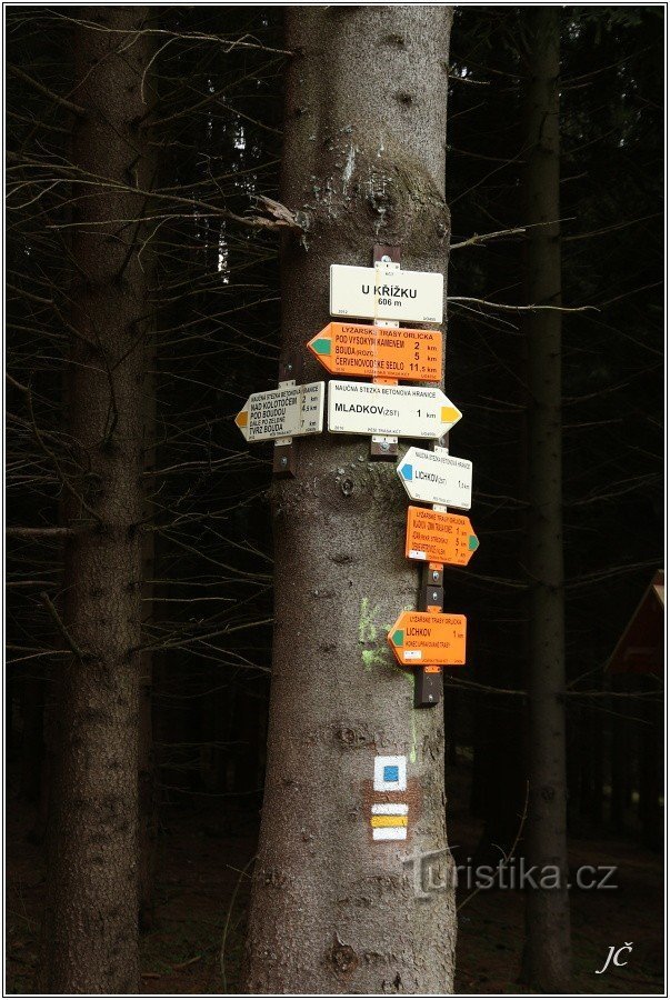 Touristenkreuzung U křížku (oberhalb von Mladkov)