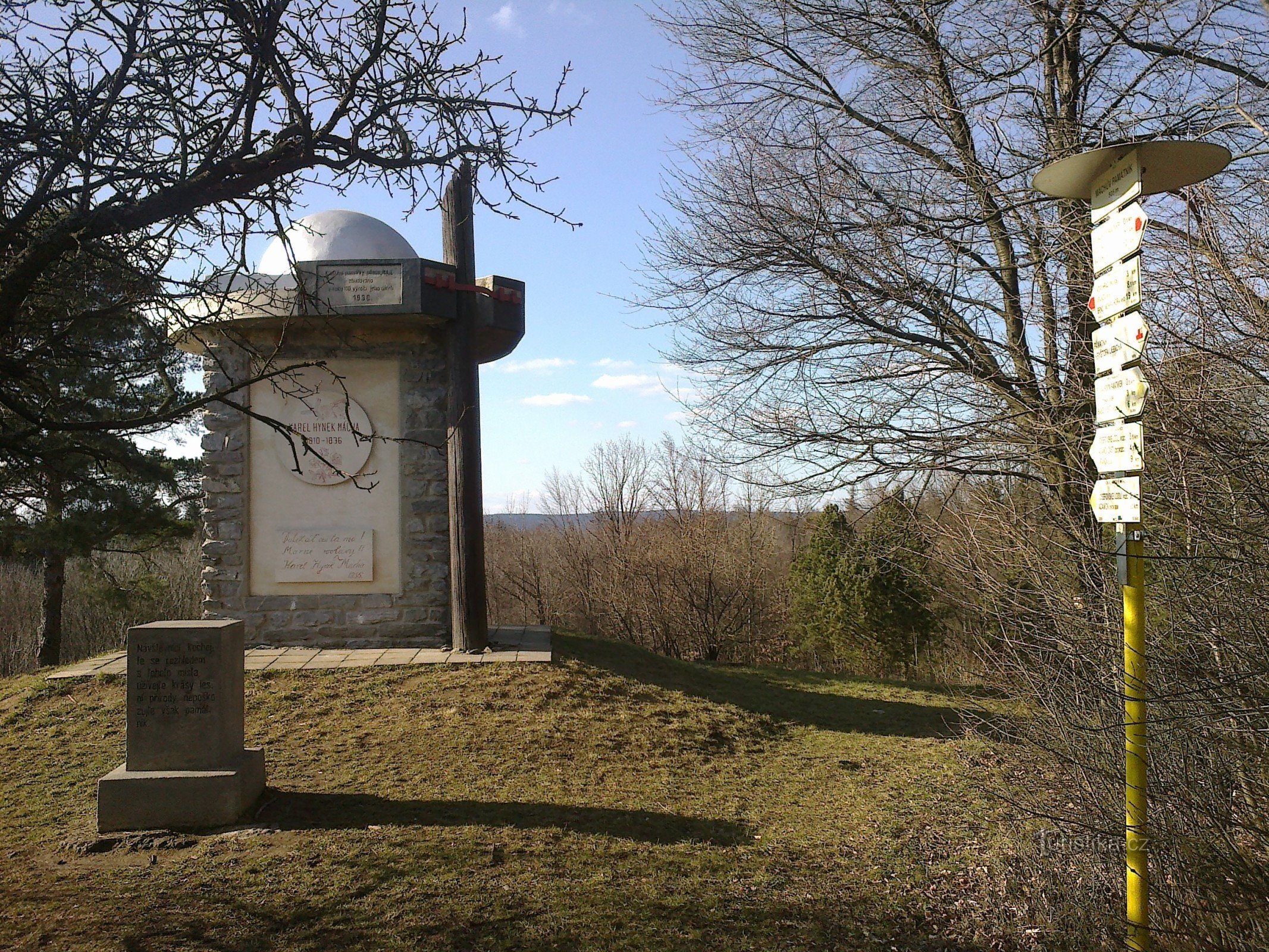 Encruzilhada turística monumento de U Mách