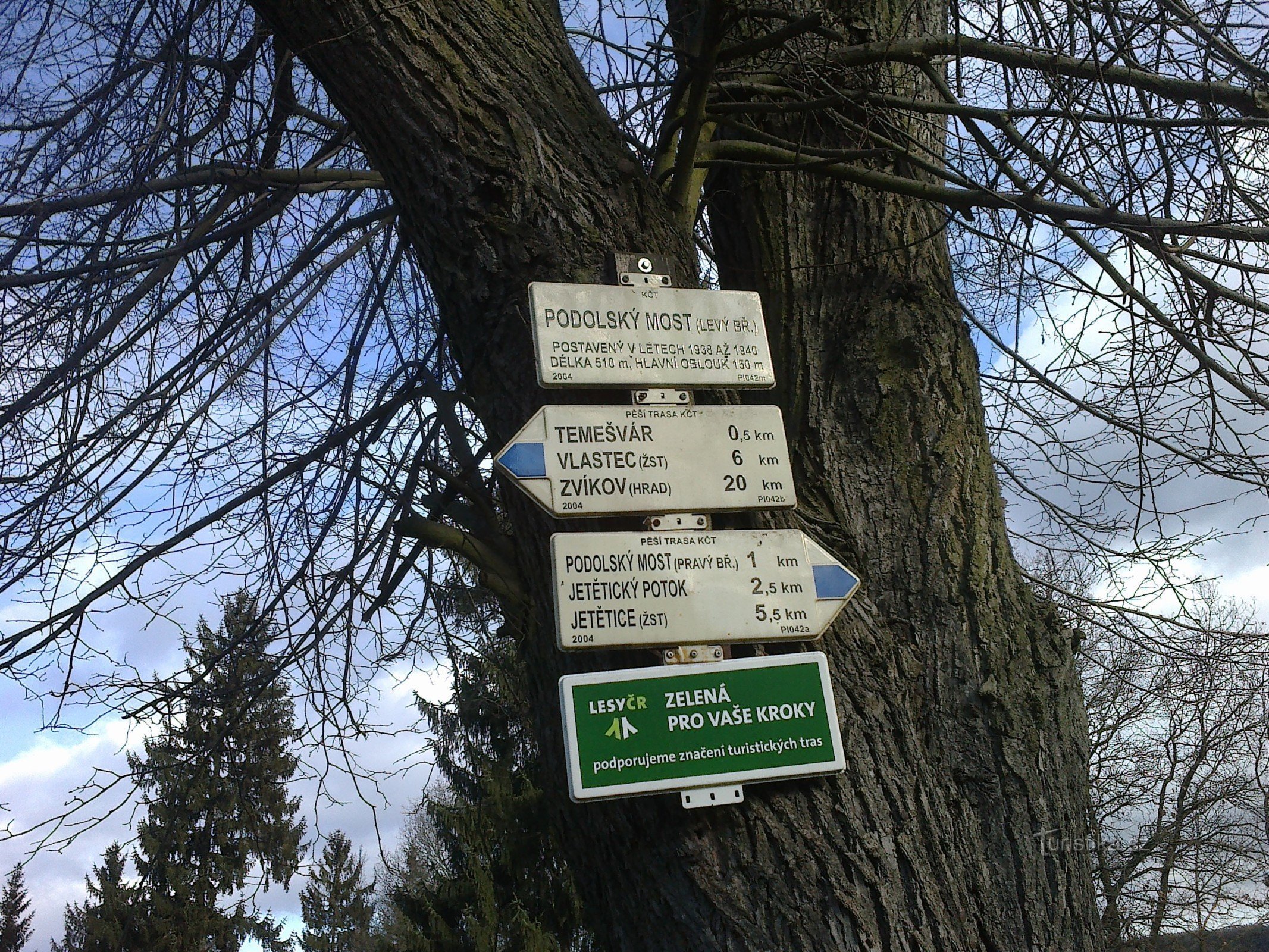 Toeristisch kruispunt bij de Podolské-brug