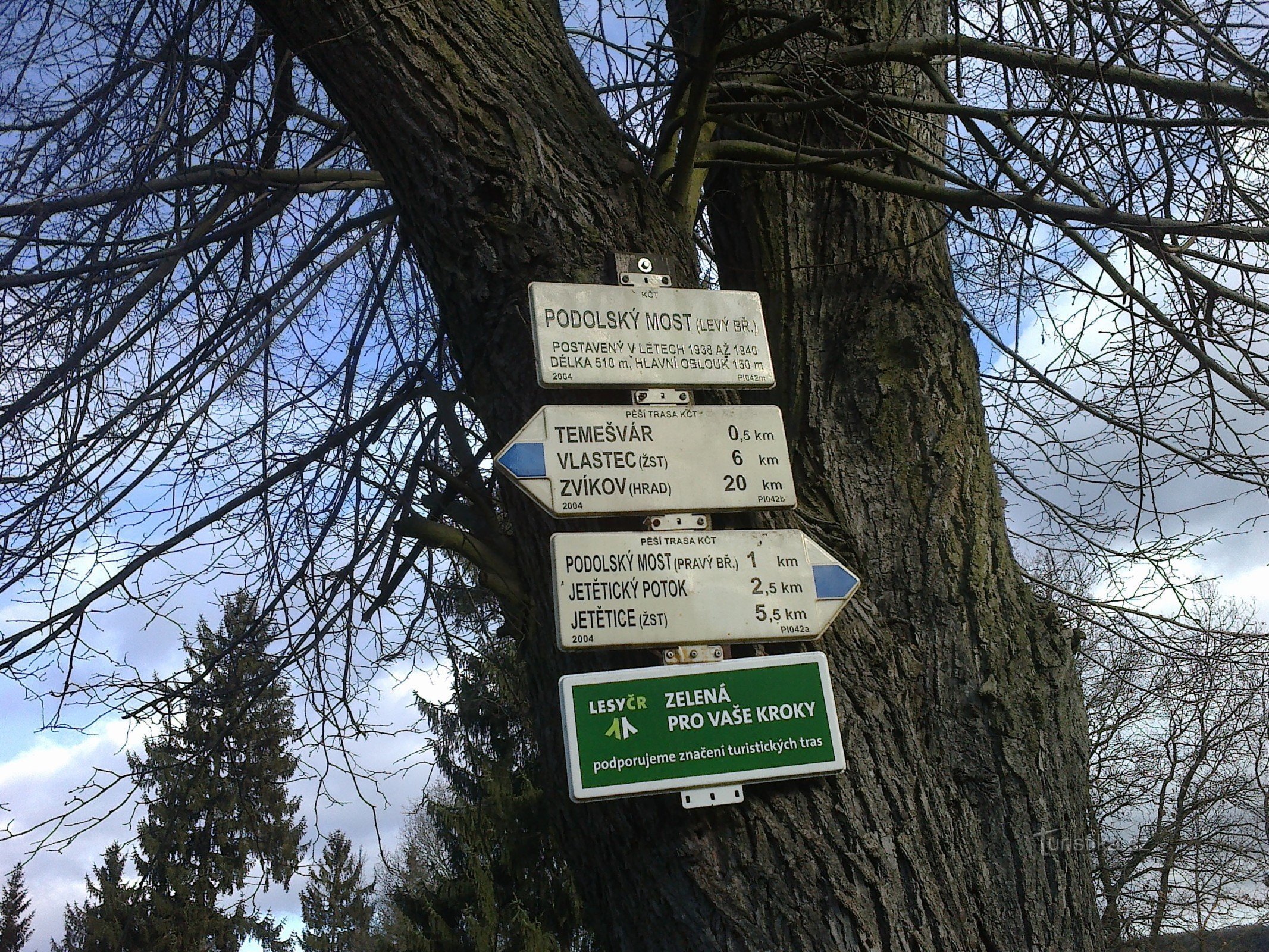 Encruzilhada turística na ponte Podolské